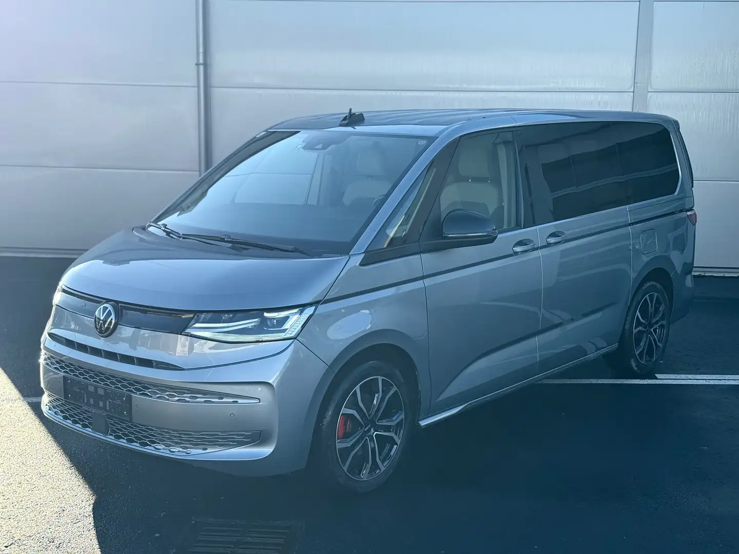 Volkswagen T7 Multivan ÜH eHybrid AHK MATRIX ASSISTENZ KEYLESS 7SITZER Grau - 2