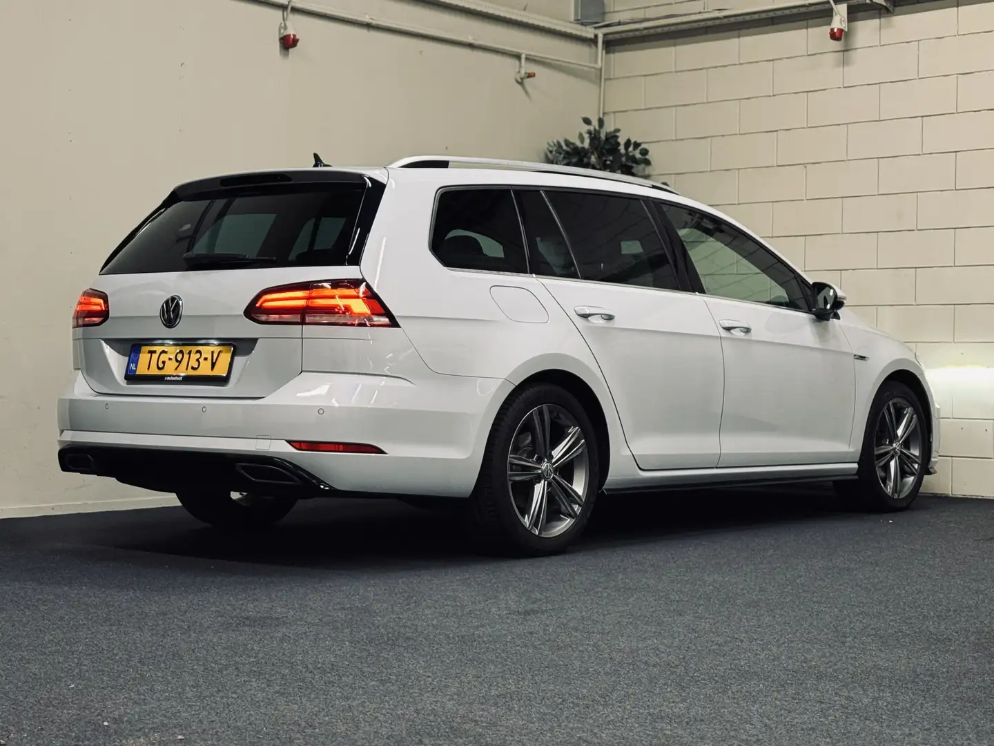 Volkswagen Golf Variant 1.5 TSI Highline R-Line 2x | Panorama | Camera | V Wit - 2