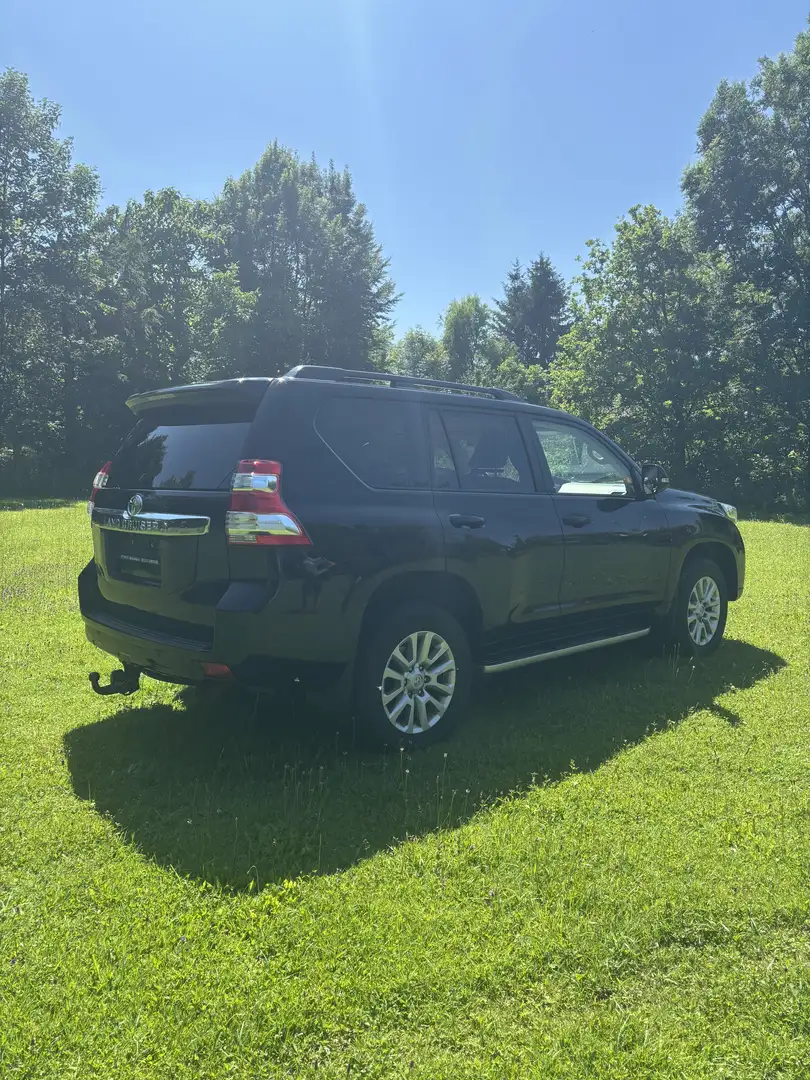 Toyota Land Cruiser 2.8 D-4D crna - 2
