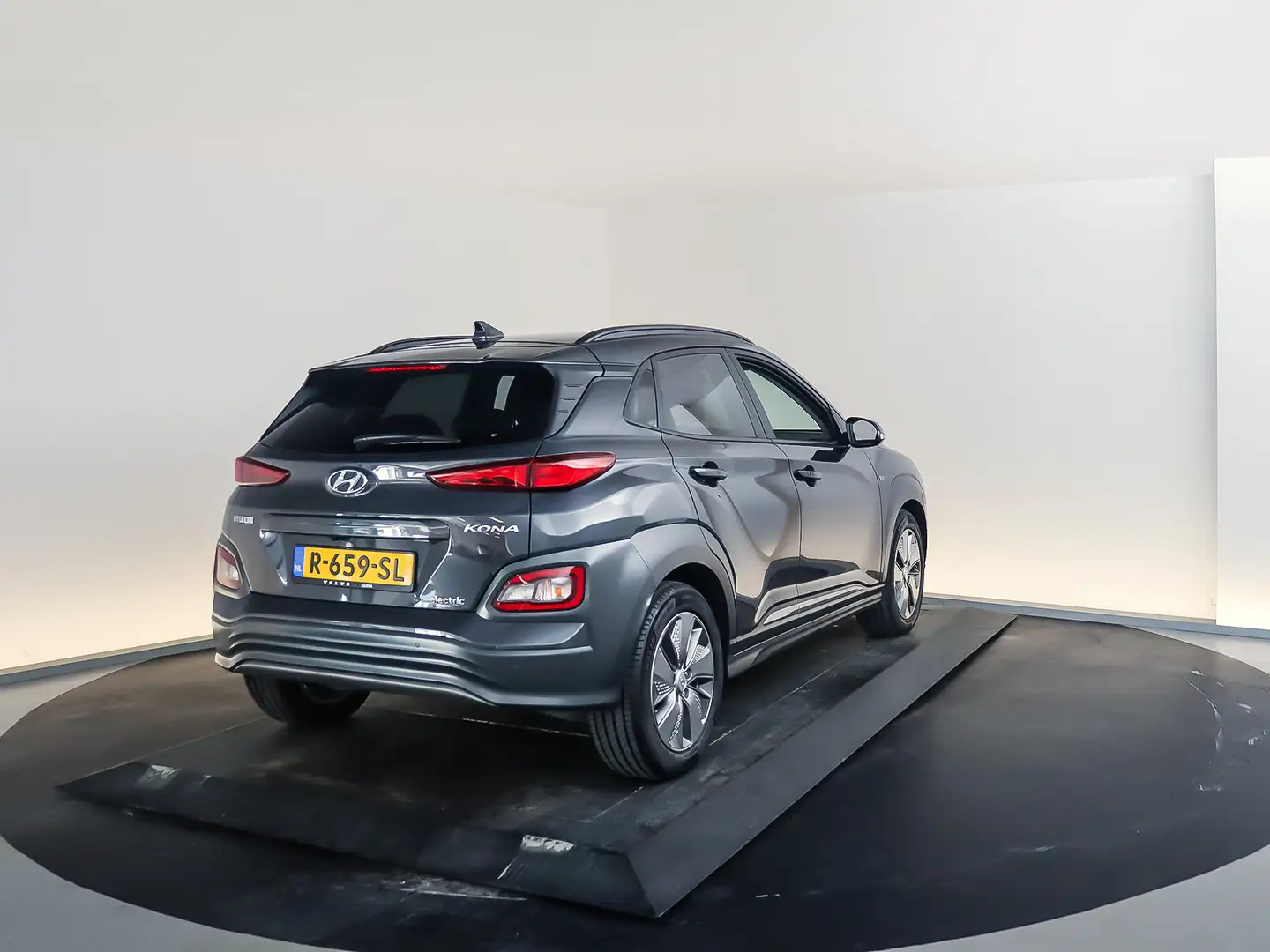 Hyundai KONA EV Premium Sky 64 kWh | Parkeercamera | Stoelverwa Grijs - 2