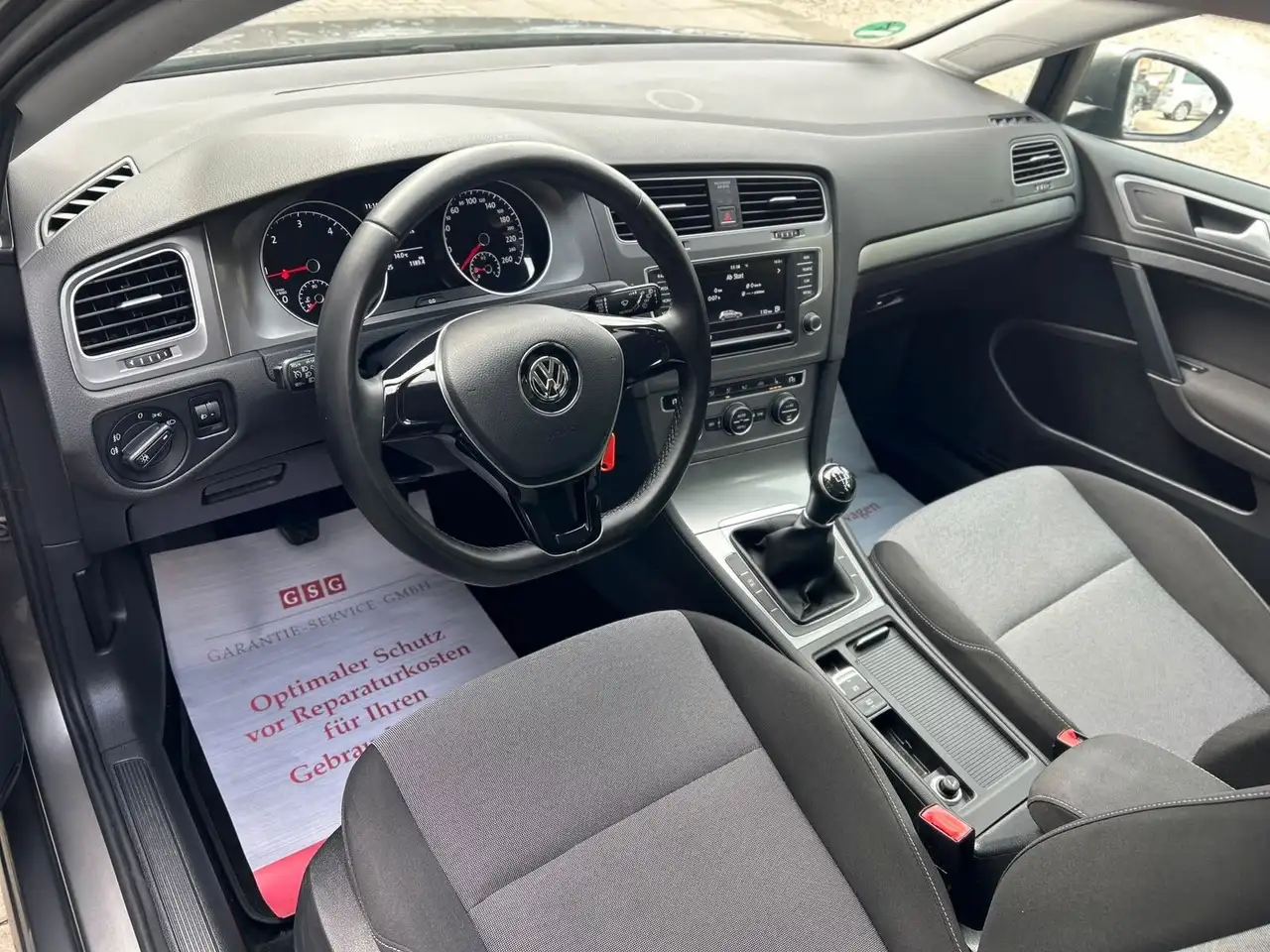 Volkswagen Golf Standard Model — photo 12 sur 36