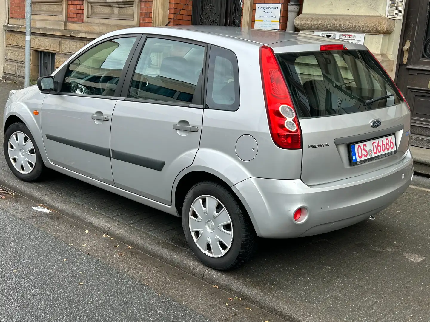 Ford Fiesta 1.3 Ambiente, 2Hand, Klima, ZV Funk, HU 12-2026,CH Gris - 2
