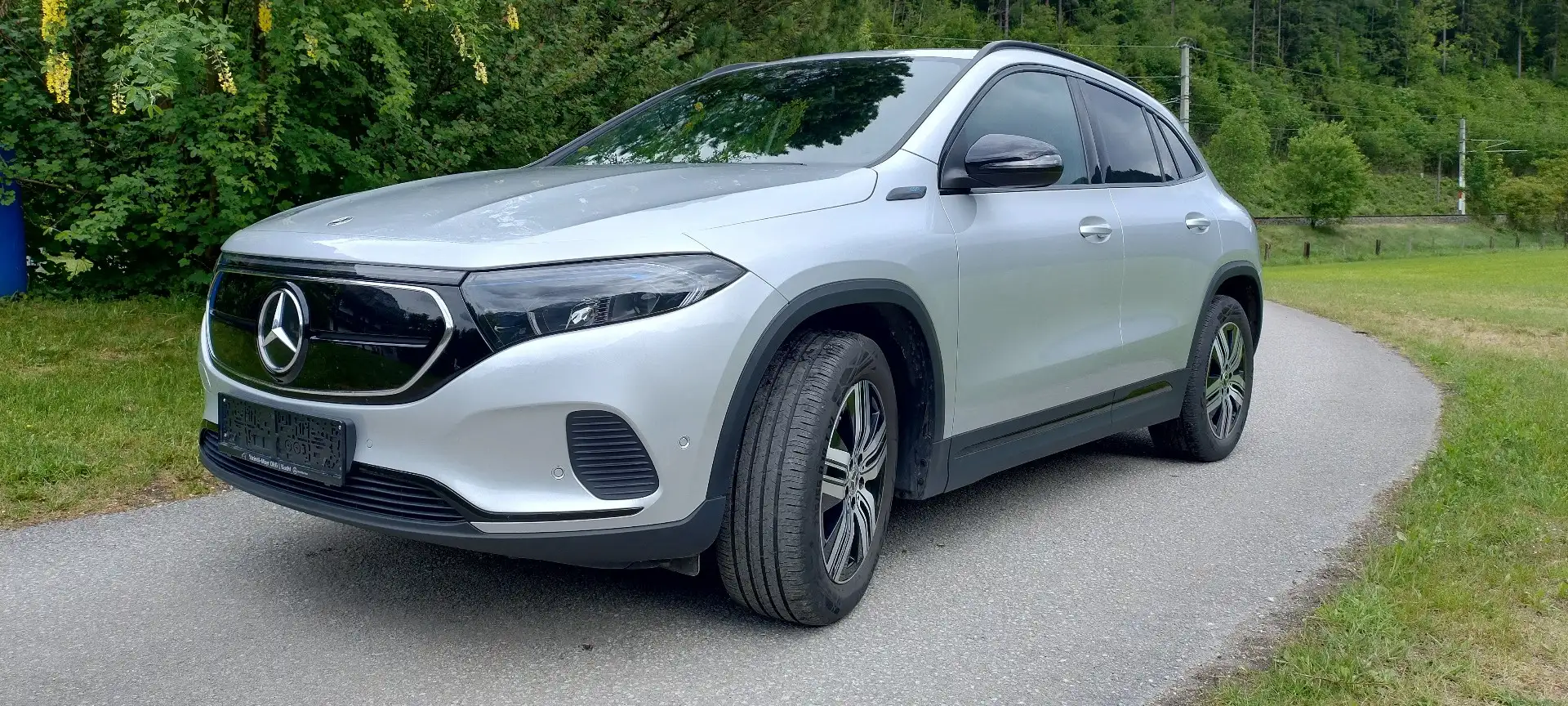Mercedes-Benz EQA 300 EQA 300 4MATIC 66,5kWh Aut. Batteriezertivikat 97,2 % Sitze mit Memory Silber - 1