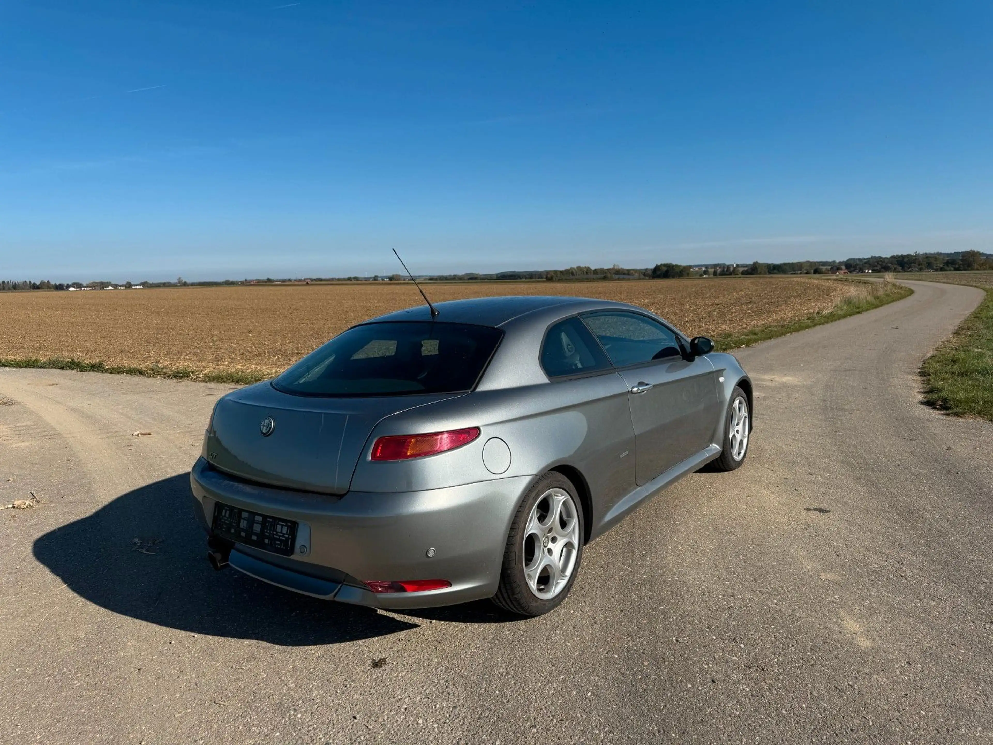 Alfa Romeo GT 2.0 16V JTS Distinctive 1.Hand — photo 7