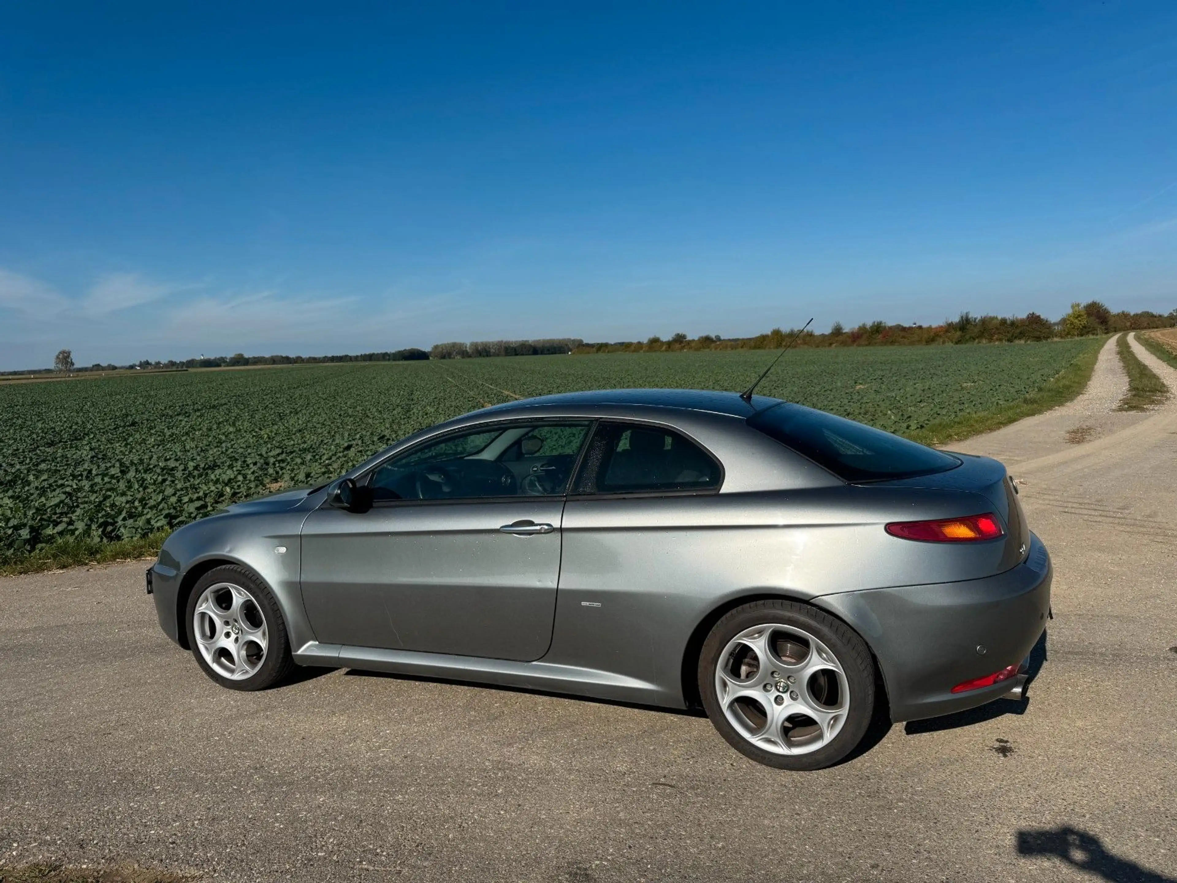Alfa Romeo GT 2.0 16V JTS Distinctive 1.Hand — photo 4