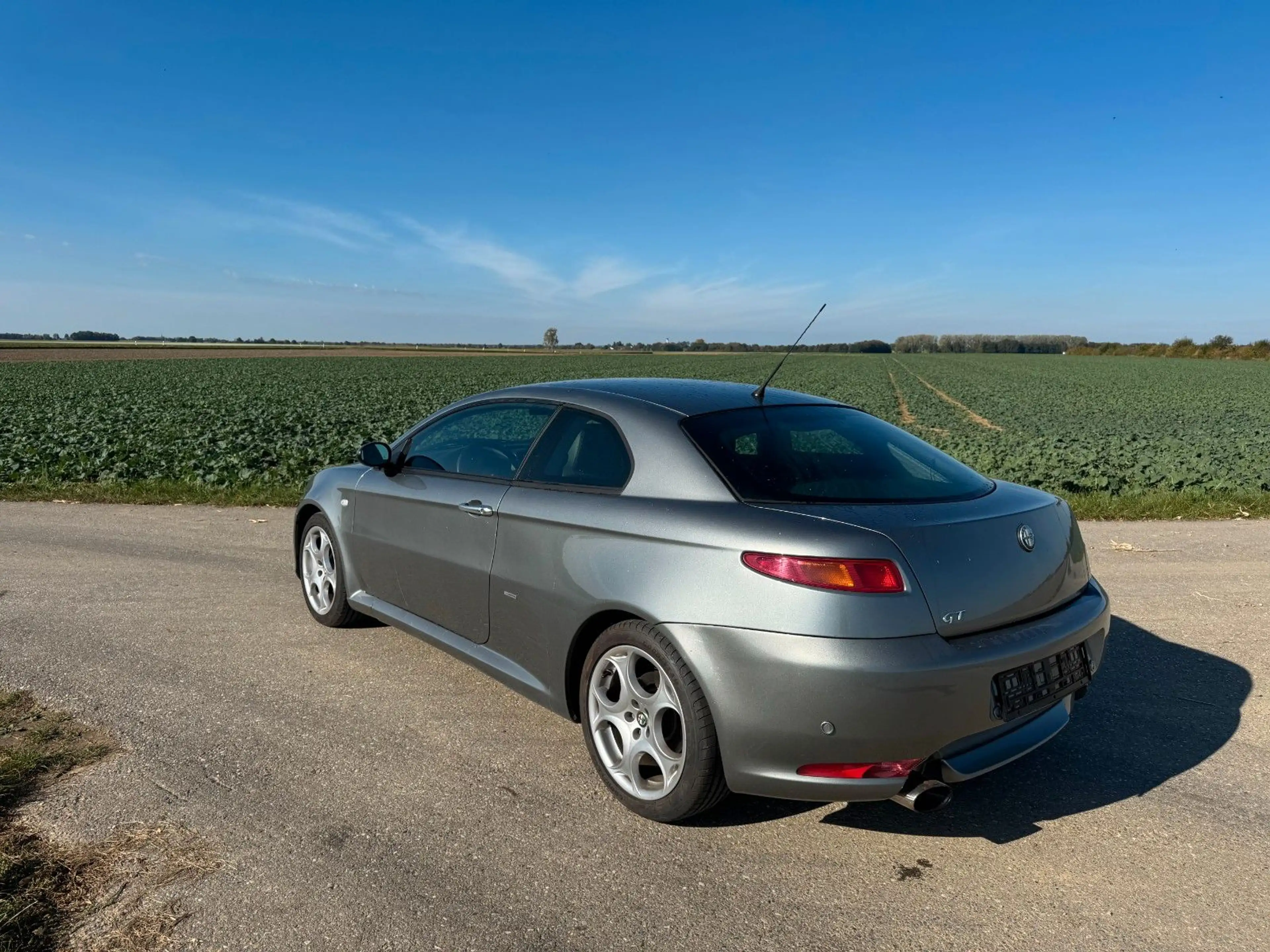 Alfa Romeo GT 2.0 16V JTS Distinctive 1.Hand — photo 3