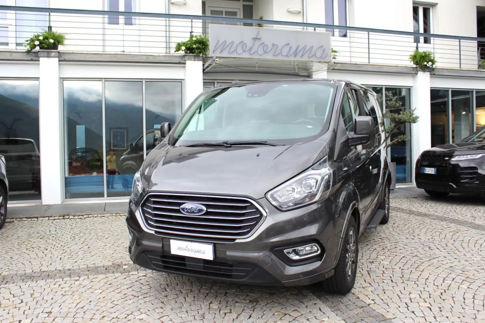 Ford Tourneo Custom 320 2.0 EcoBlue 130CV PL c/sollev. Titanium 8posti Gris - 1