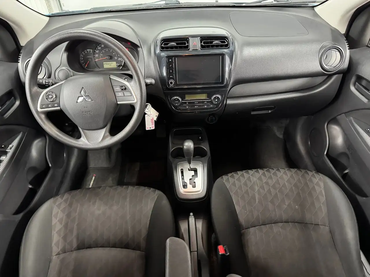 Mitsubishi Mirage снимка Mitsubishi Mirage