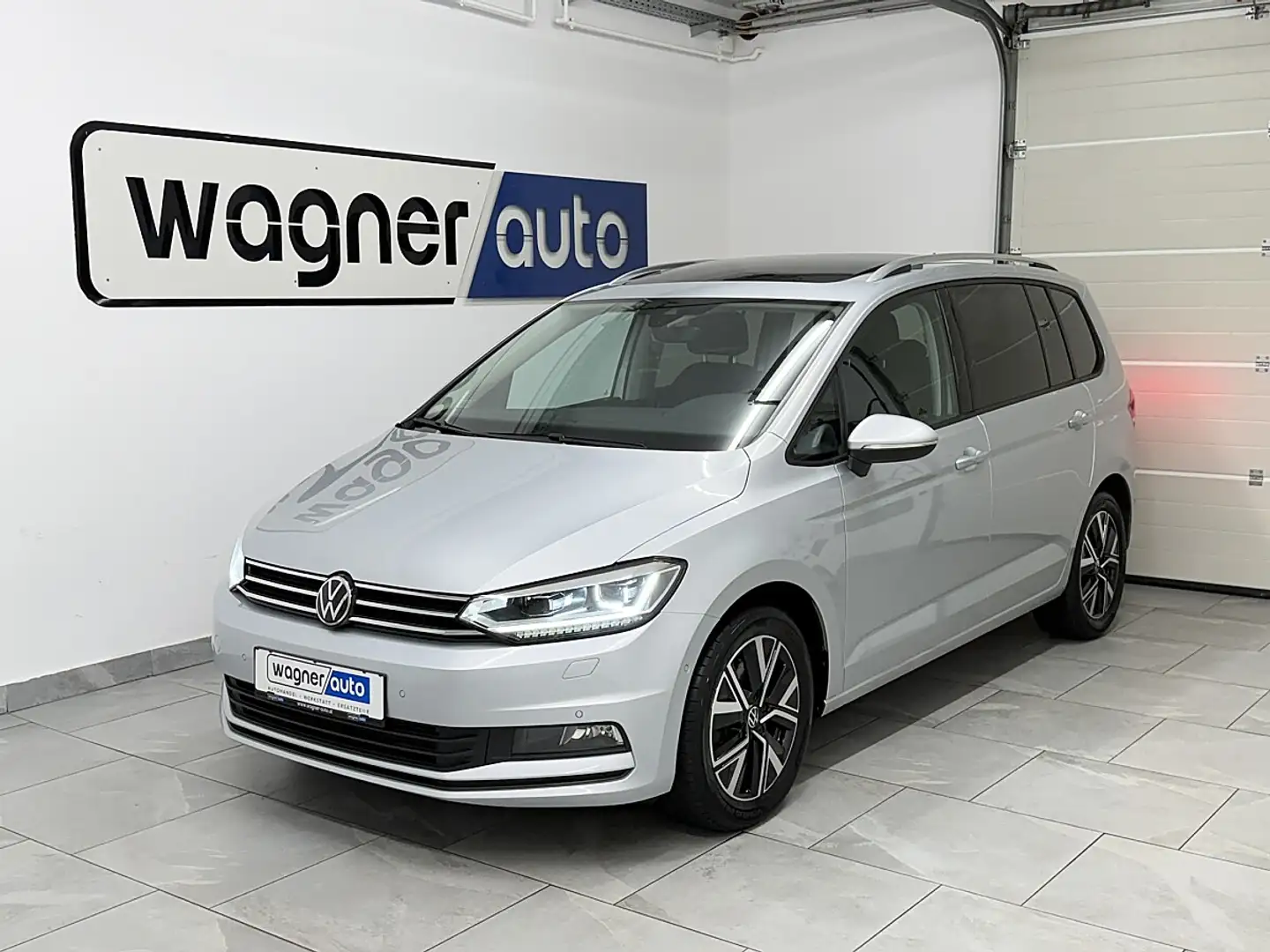 Volkswagen Touran Sky 2,0 SCR TDI DSG.LED/ACC/DCC/Navi/Pano//el.A... Silber - 2