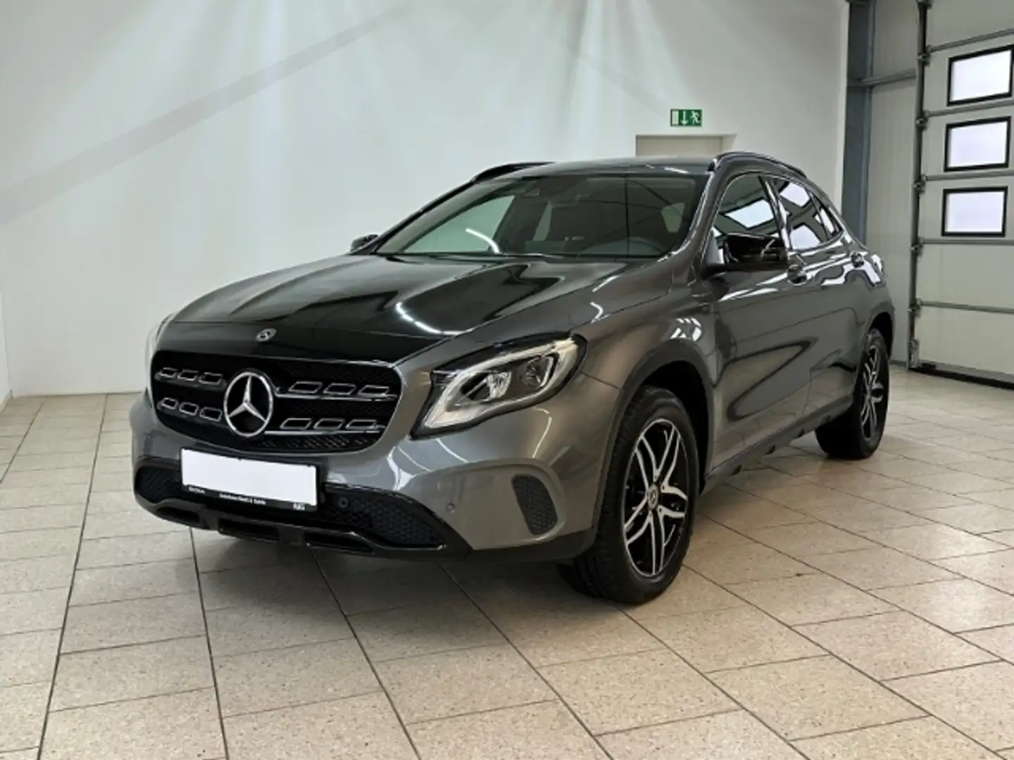 Mercedes-Benz GLA 180 7G Night-Paket Navi SHZ Kamera Freisprech LED Grau - 2