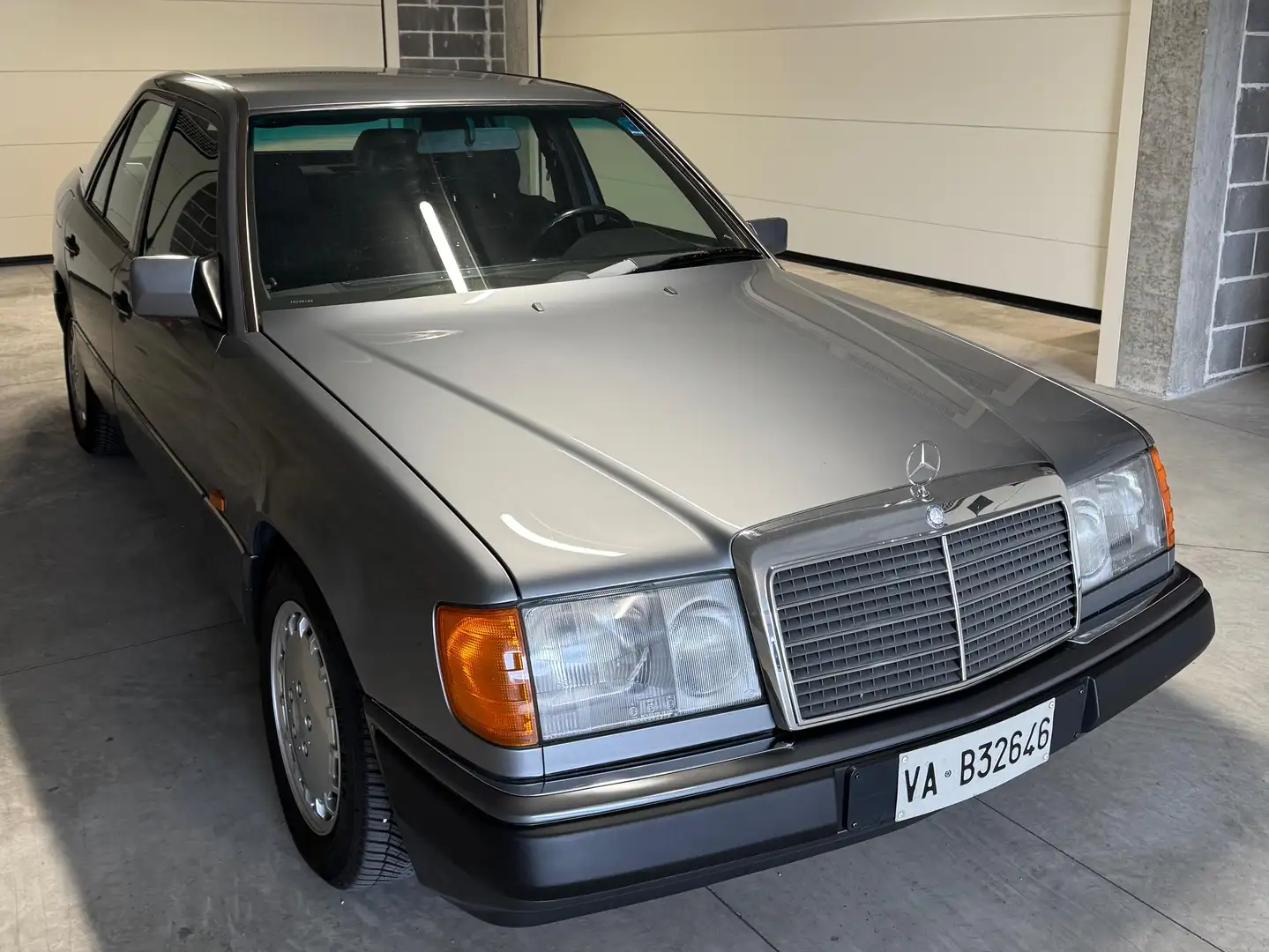 Mercedes-Benz 200 200 E modello 124/122 cv Grigio - 2
