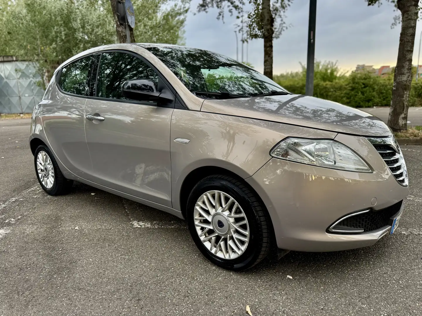 Lancia Ypsilon 0.9 t.air Gold c/CL s&s 85cv dfn Oro - 2
