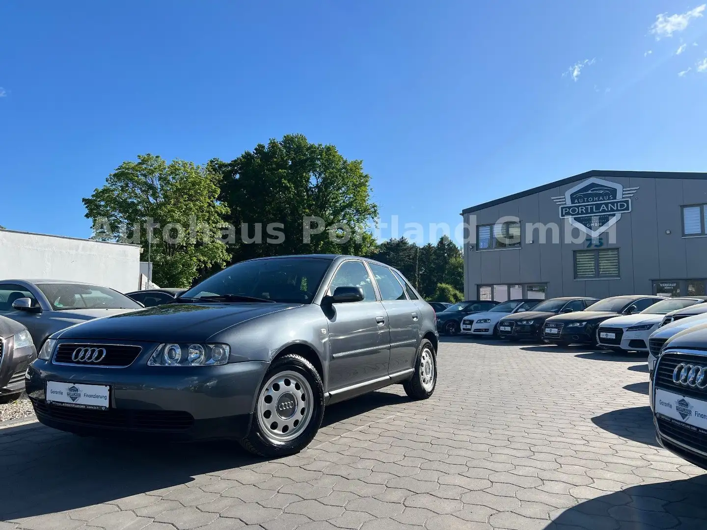 Audi A3 1.6 Auto Attraction Grau - 1