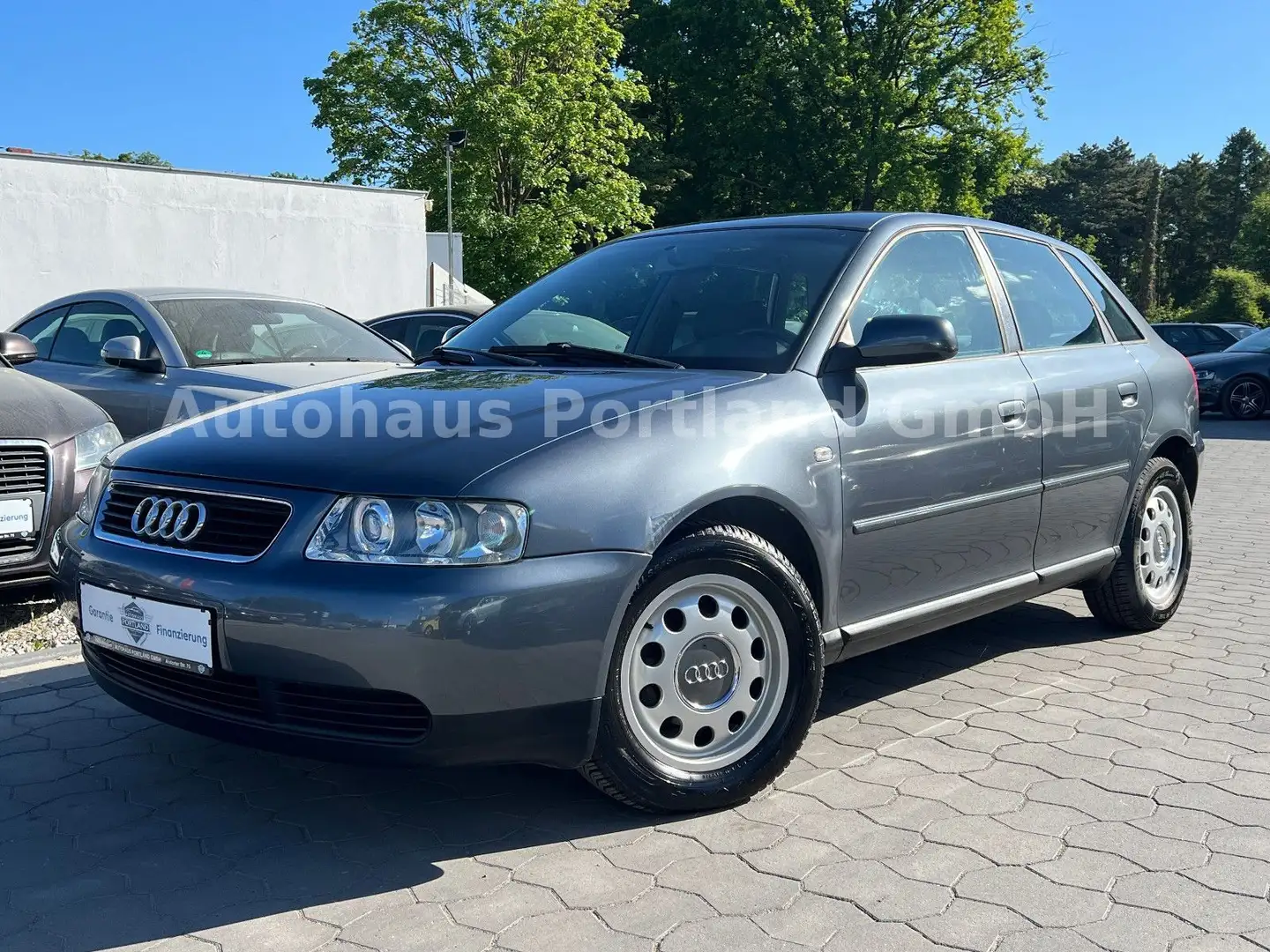 Audi A3 1.6 Auto Attraction Grau - 2