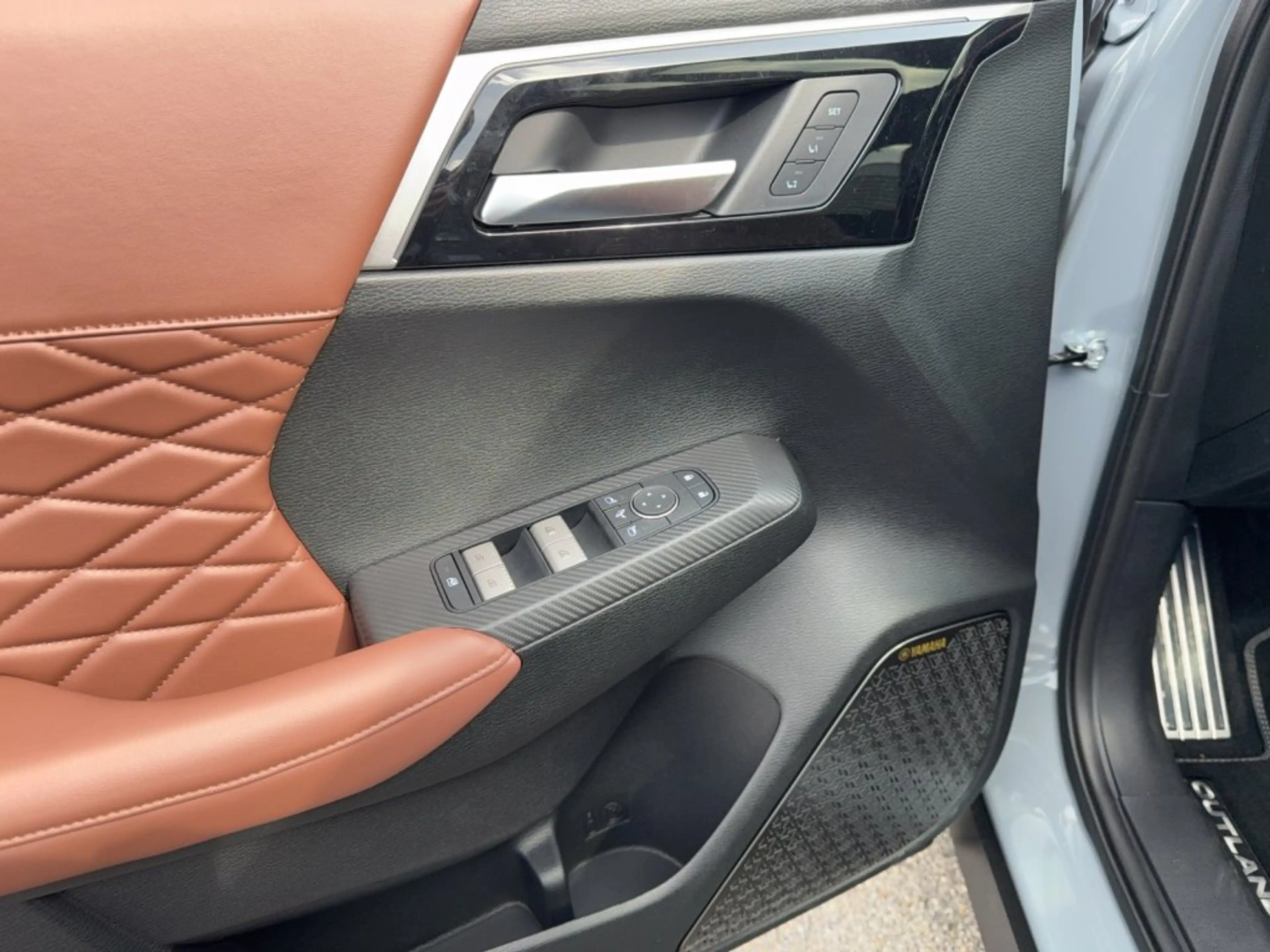 Mitsubishi Outlander PHEV 2,4 4WD Diamond Luxury 2-tone LederBraun AT 25 — photo 14