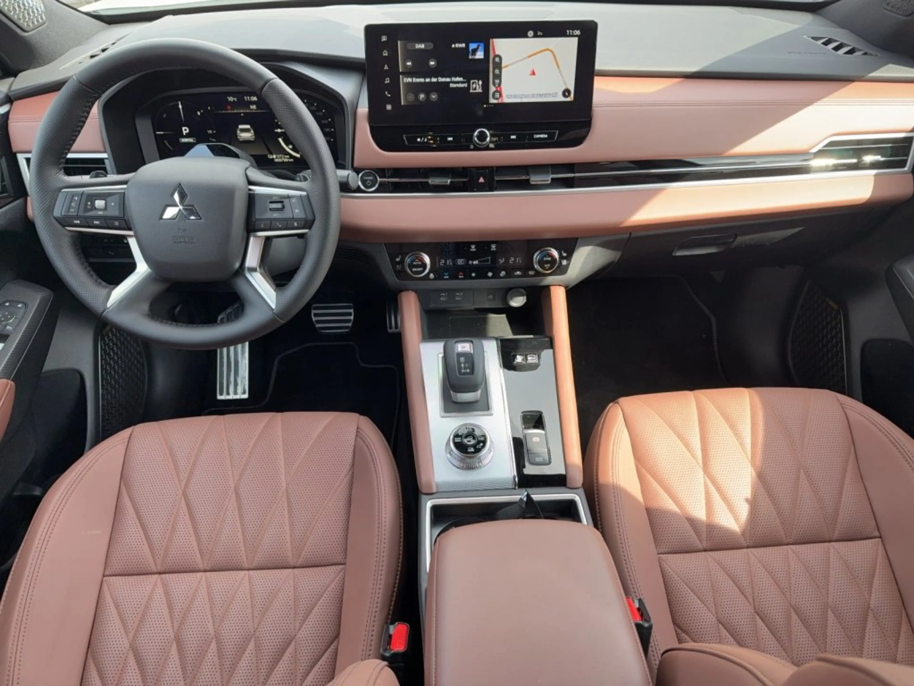 Mitsubishi Outlander PHEV 2,4 4WD Diamond Luxury 2-tone LederBraun AT 25 — photo 9