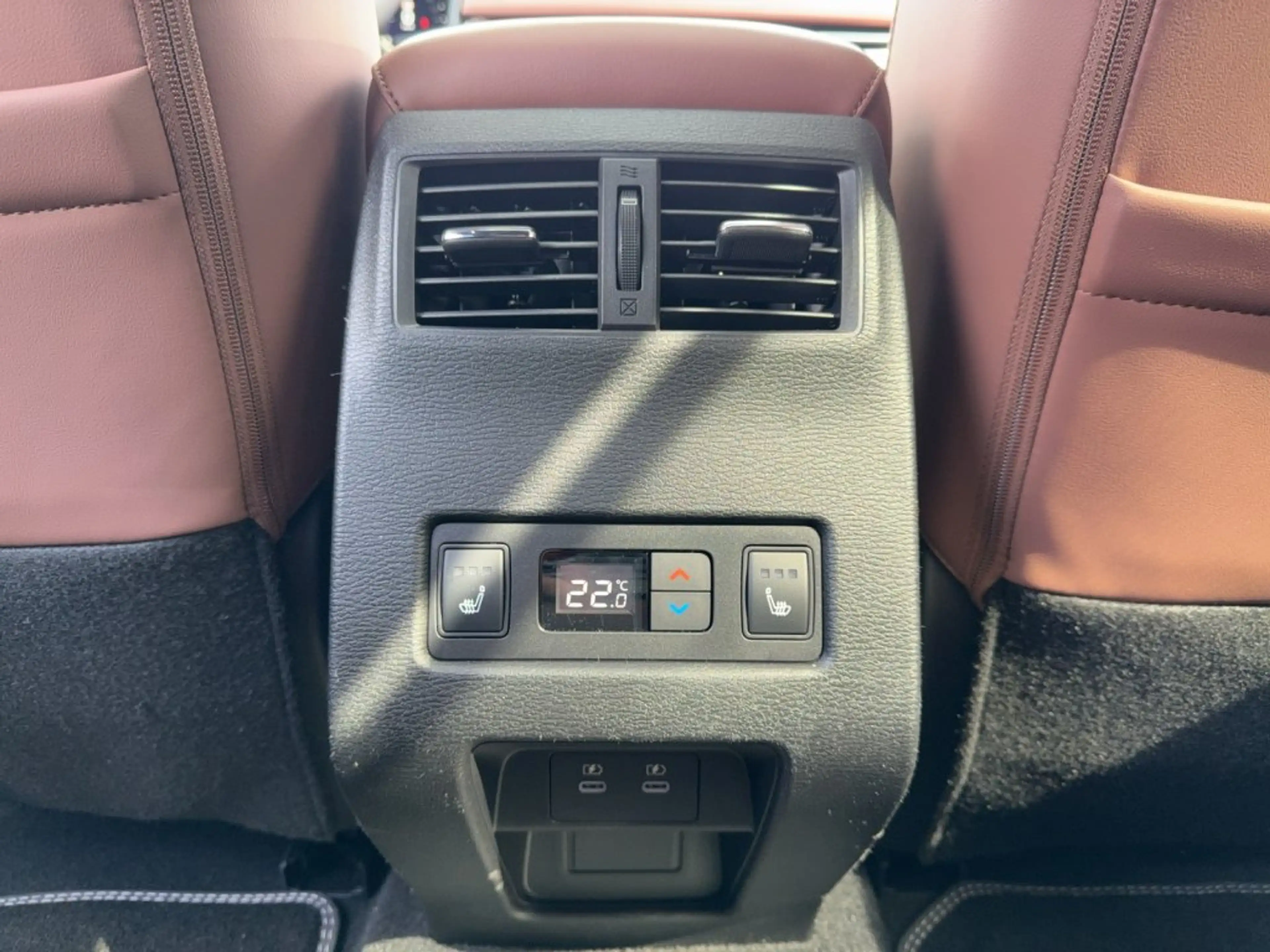 Mitsubishi Outlander PHEV 2,4 4WD Diamond Luxury 2-tone LederBraun AT 25 — photo 15