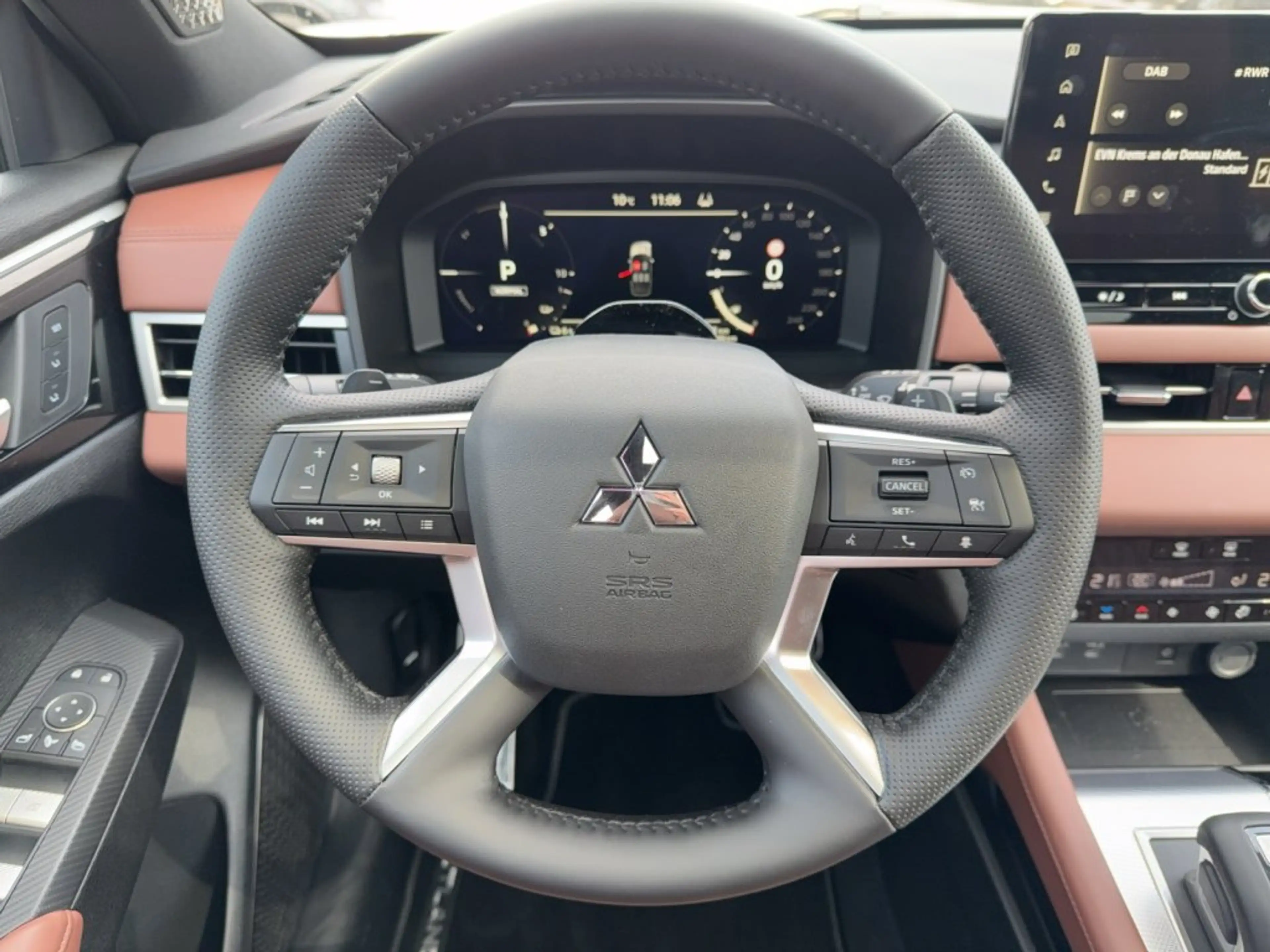 Mitsubishi Outlander PHEV 2,4 4WD Diamond Luxury 2-tone LederBraun AT 25 — photo 7