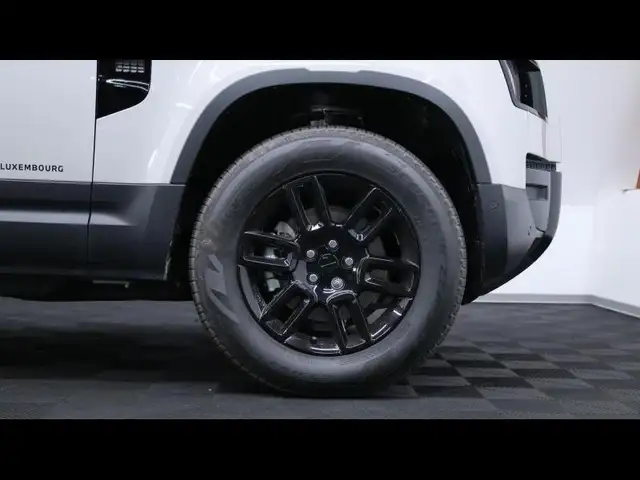 Land Rover Defender view 9