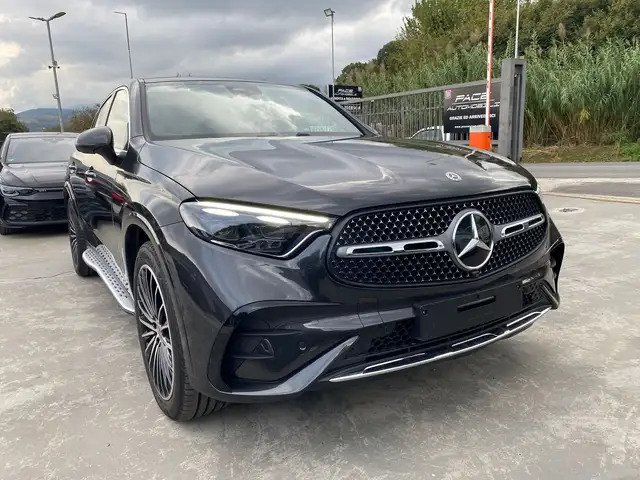 Mercedes-Benz 220 view 4