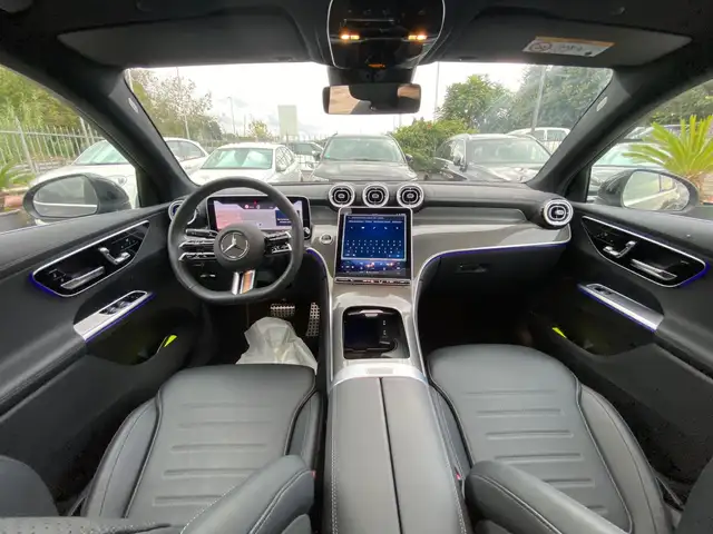 Mercedes-Benz 220 view 10