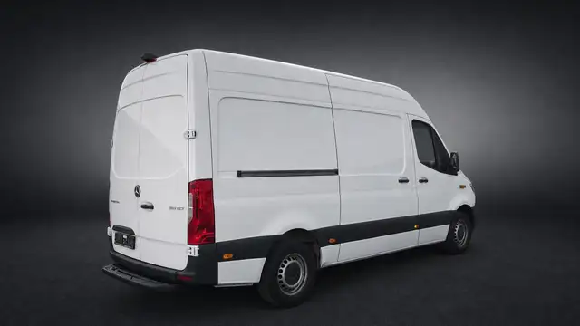 Mercedes-Benz Sprinter view 4