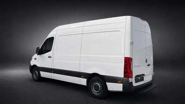 Mercedes-Benz Sprinter view 3