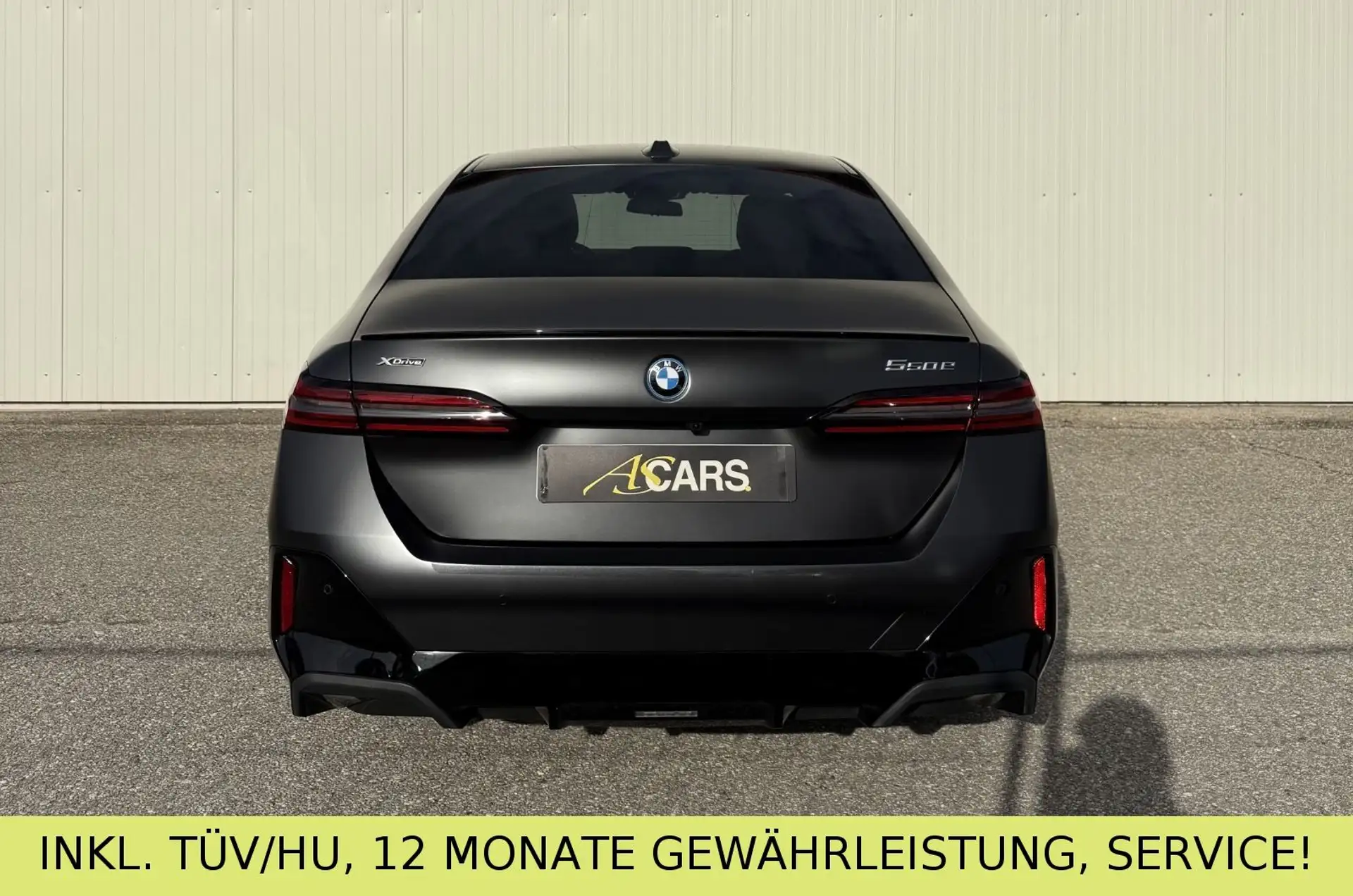 BMW 5 Series 550e 2025 검정 사진 4