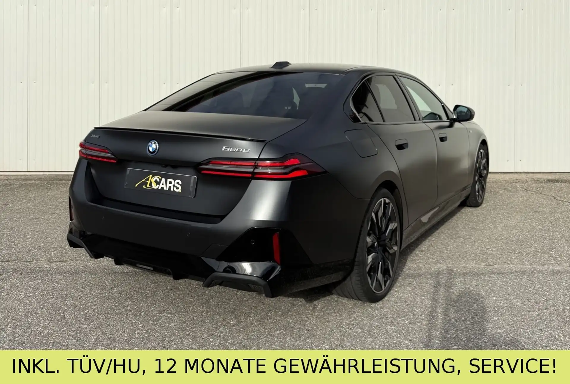 BMW 5 Series 550e 2025 검정 사진 3