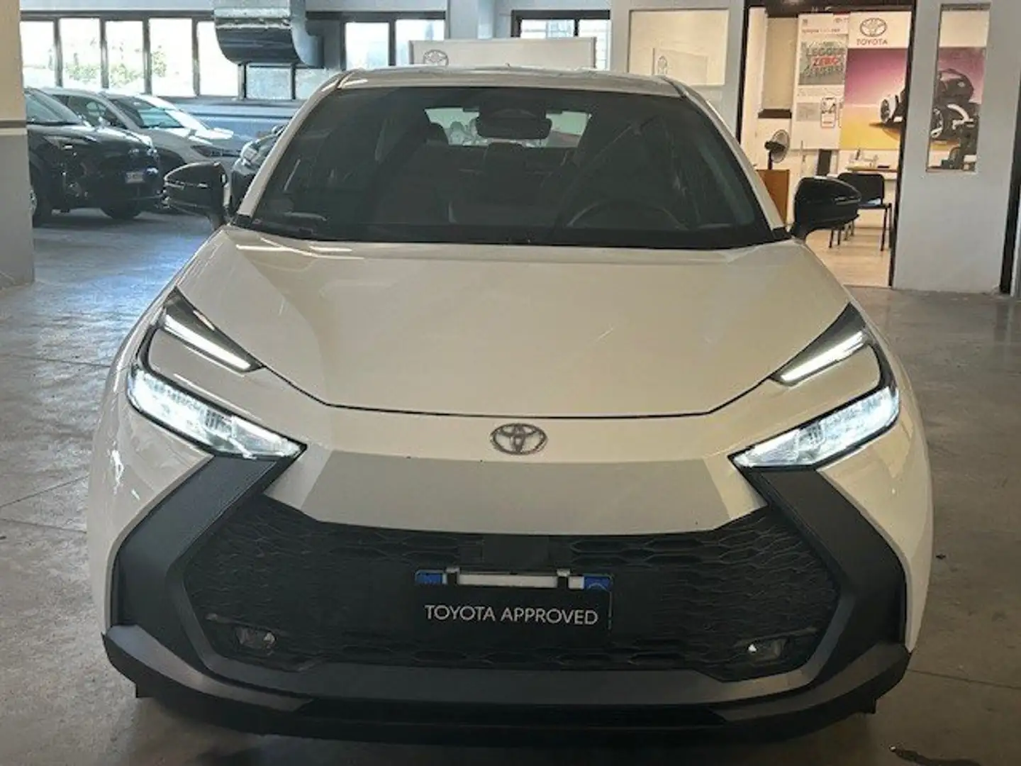 Toyota C-HR 1.8 hv Active fwd e-cvt Bianco - 1