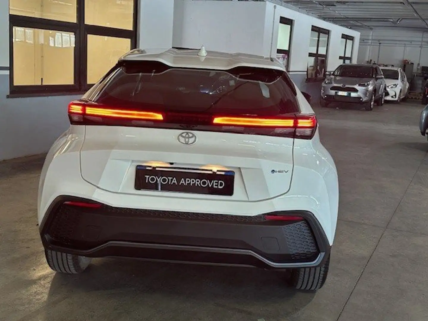 Toyota C-HR 1.8 hv Active fwd e-cvt Bianco - 2