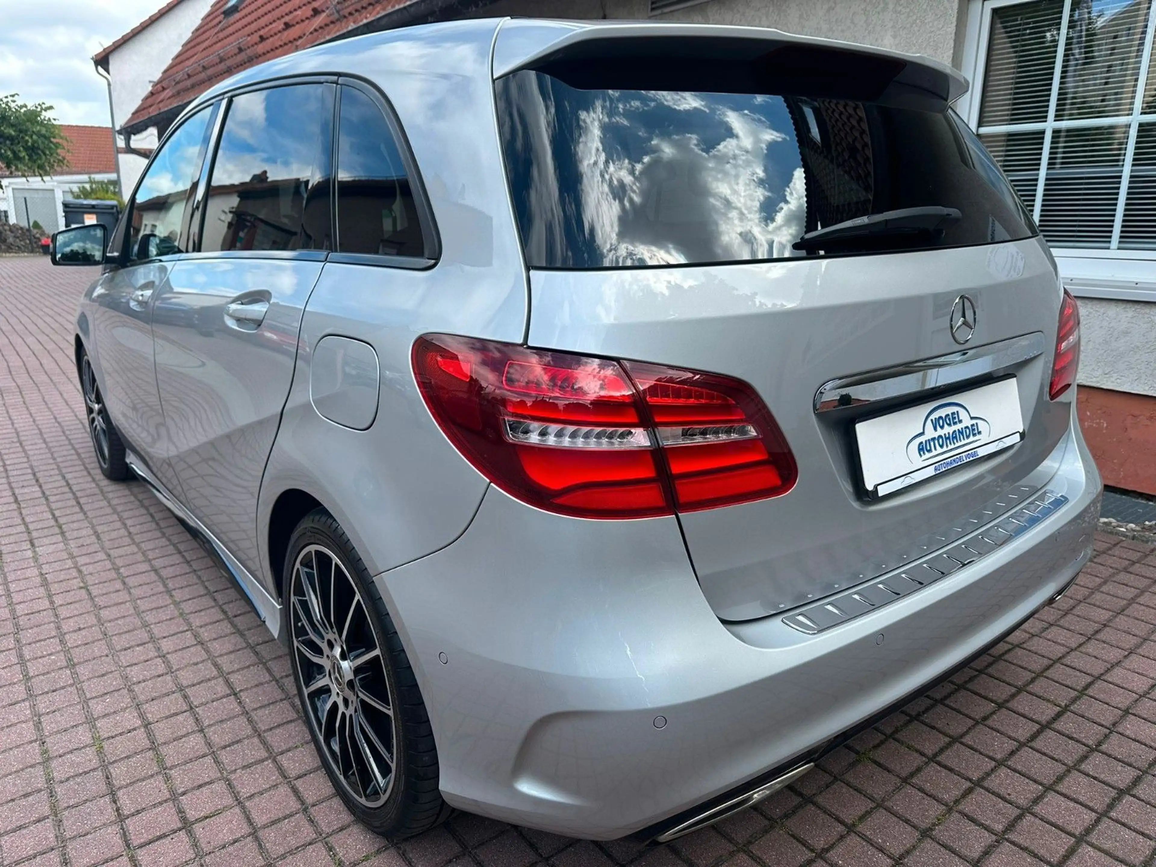 Mercedes-Benz B 220 4Matic*AMG-LINE*PANO*SITZHZG*SOUND*AHK* — photo 2