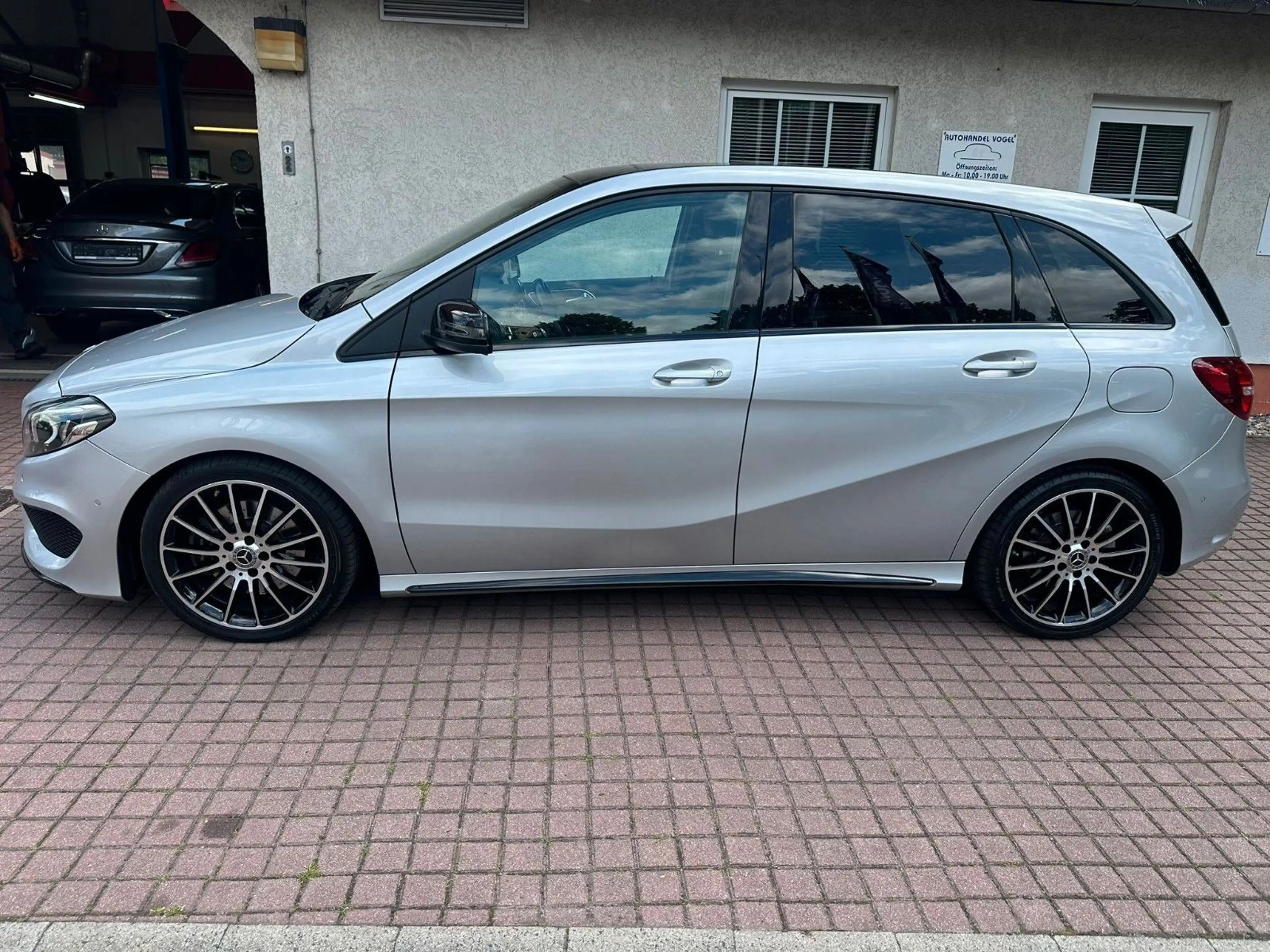 Mercedes-Benz B 220 4Matic*AMG-LINE*PANO*SITZHZG*SOUND*AHK* — photo 4
