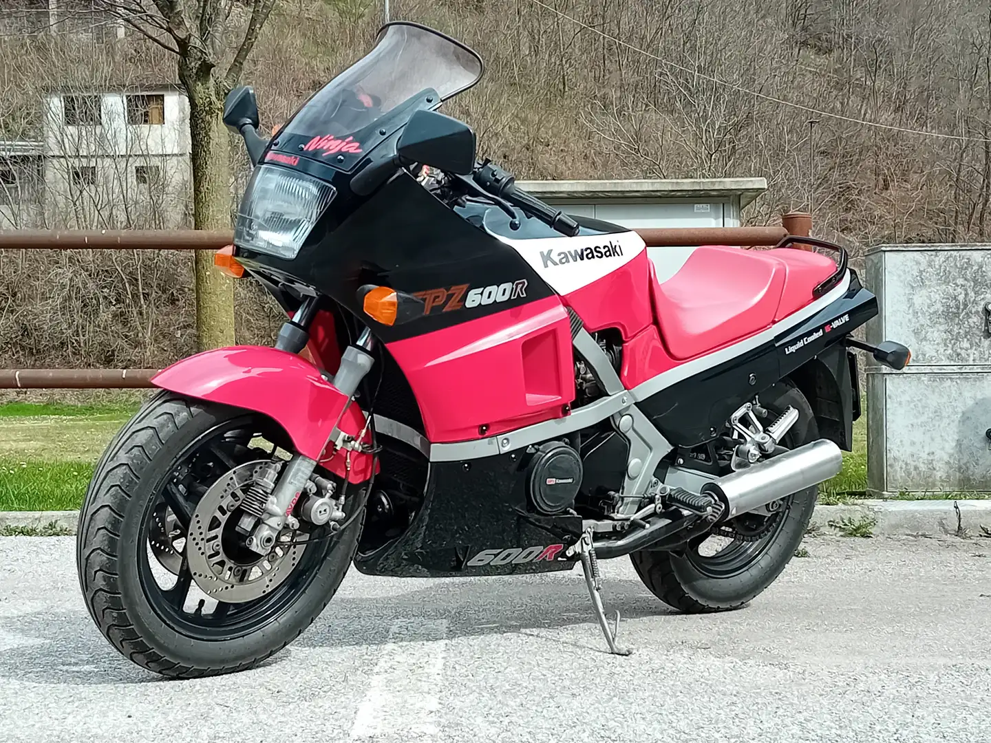 Kawasaki GPZ 600 r Zwart - 1