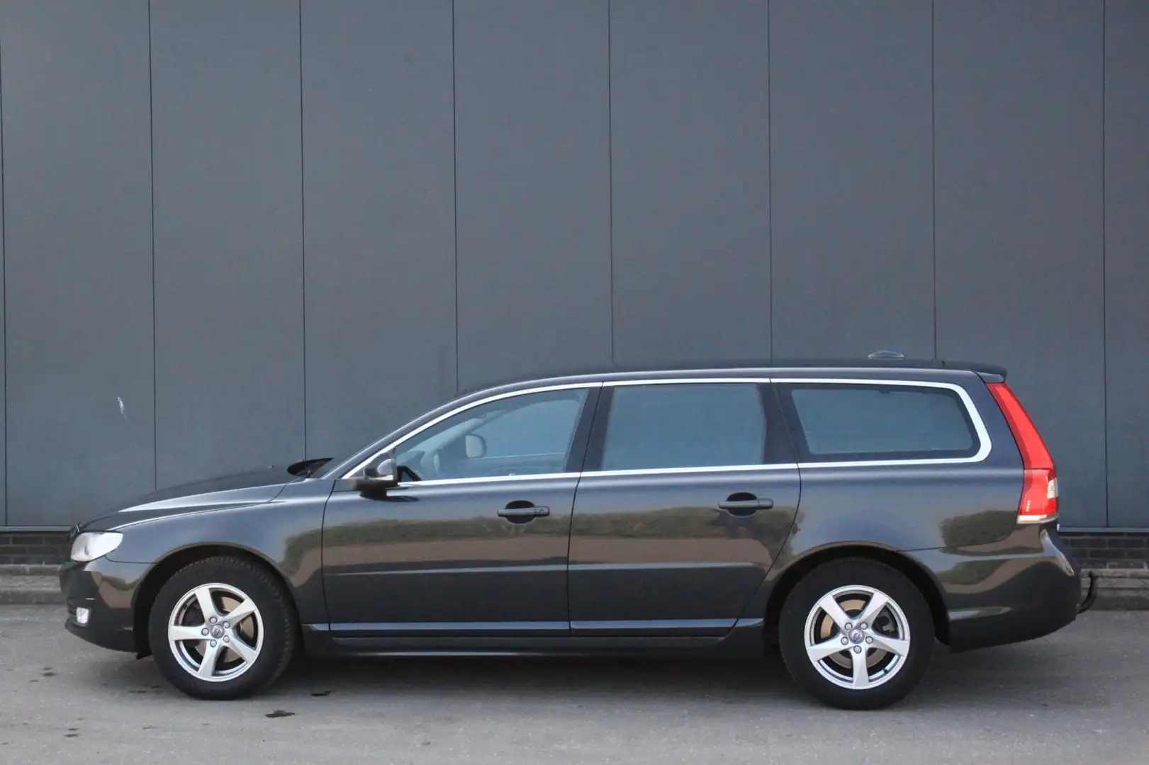 Volvo V70 2.0 D2 Classic Edition Navigatie/Parkeersensor/Tre Gris - 2