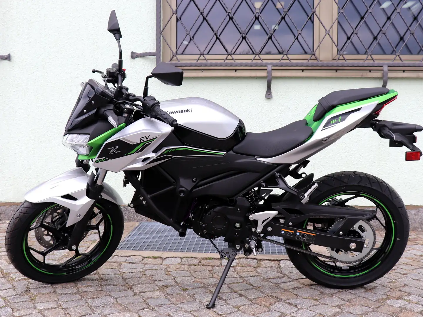 Kawasaki Z 125 Z e-1 Silber - 2