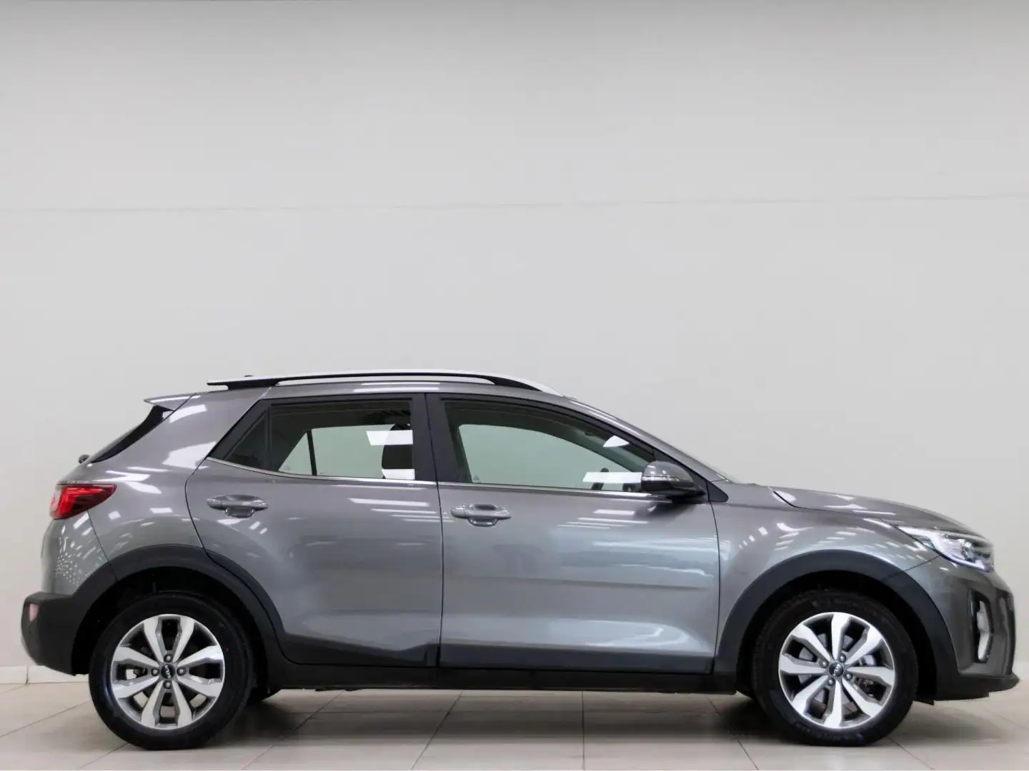 Kia Stonic 1.0 T-GDi MHEV Drive 100 Gris - 2