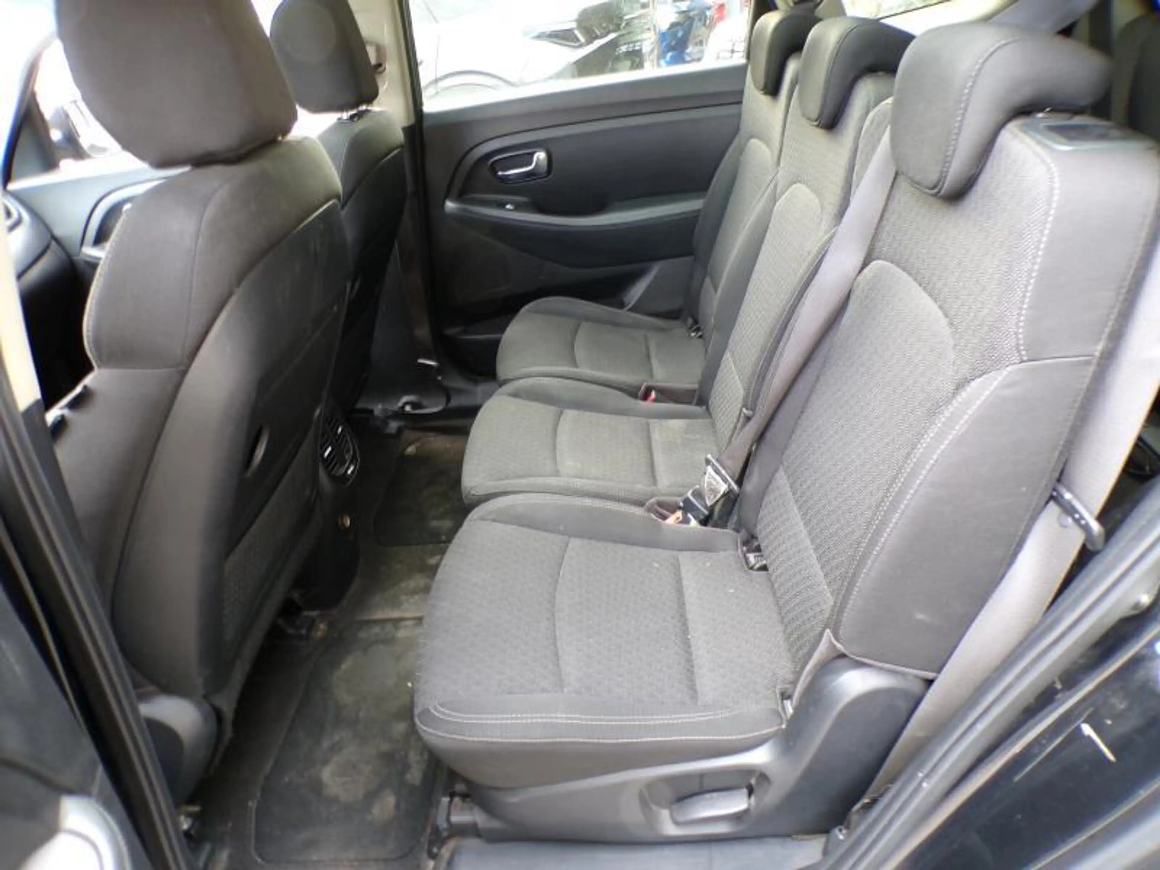 Kia Carens 1.7 CRDi 141cv 7pl Noir 02/17 6500€ Marchand — photo 8