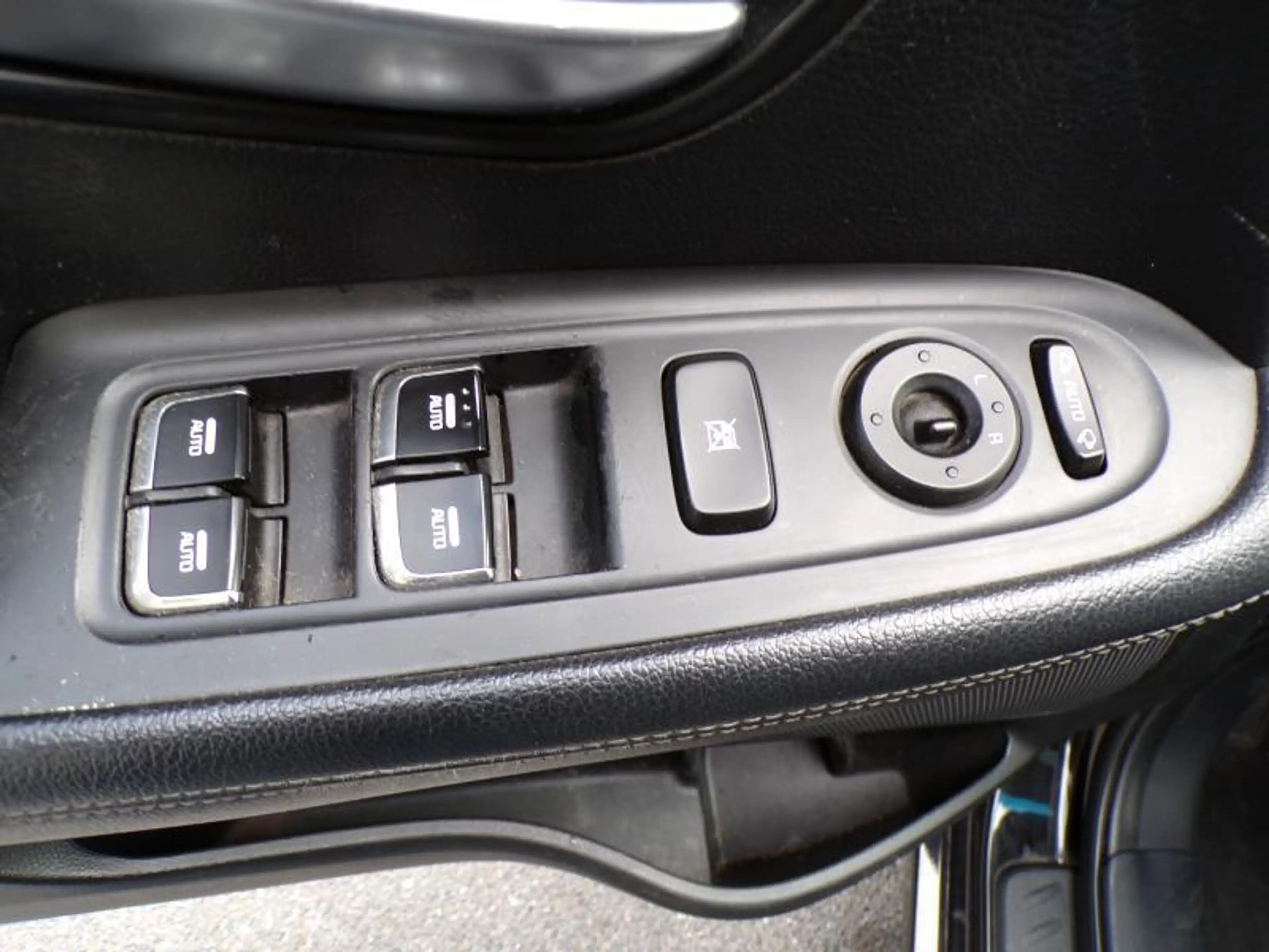 Kia Carens 1.7 CRDi 141cv 7pl Noir 02/17 6500€ Marchand — photo 10