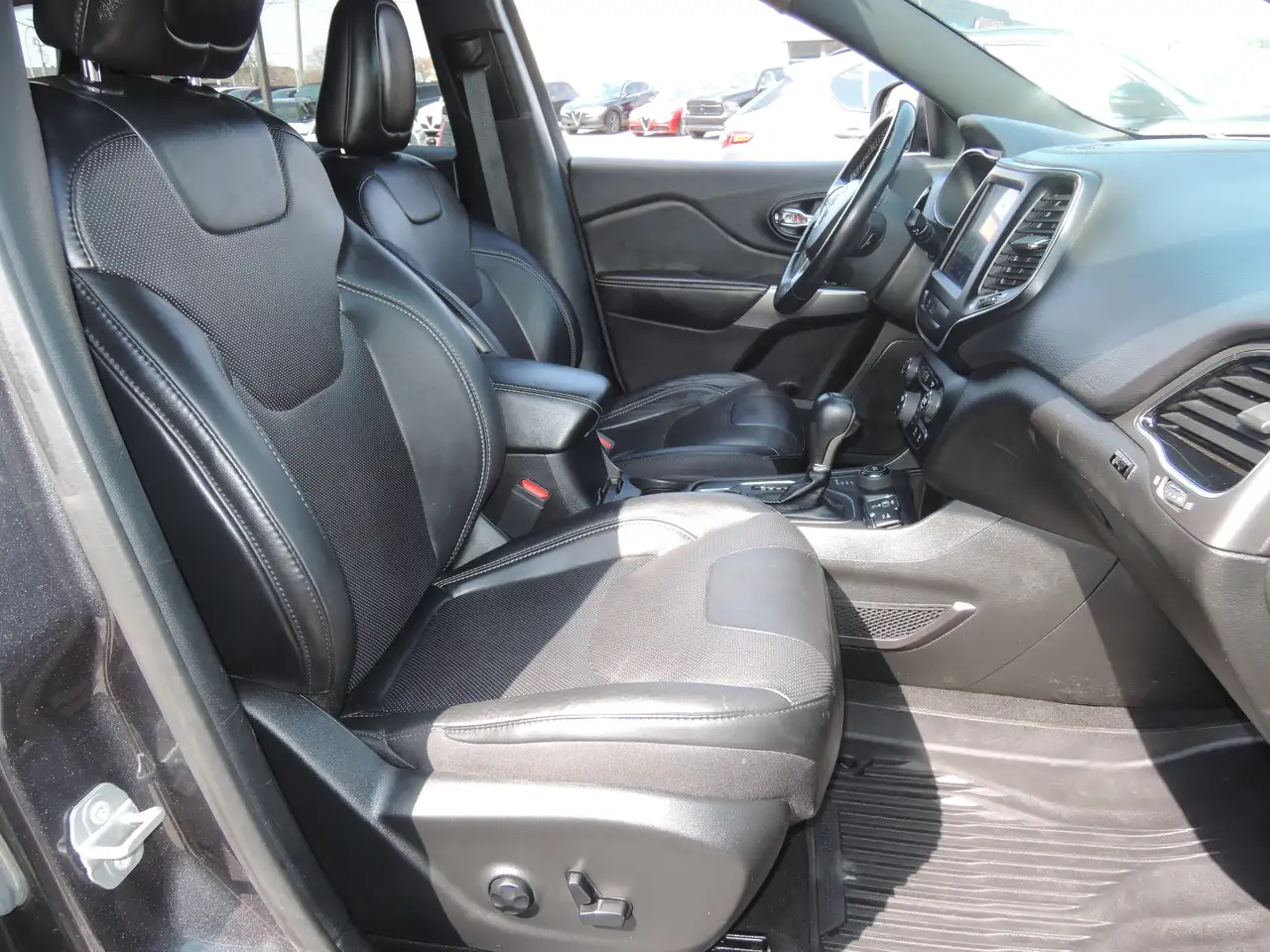 Jeep Cherokee снимка Jeep Cherokee