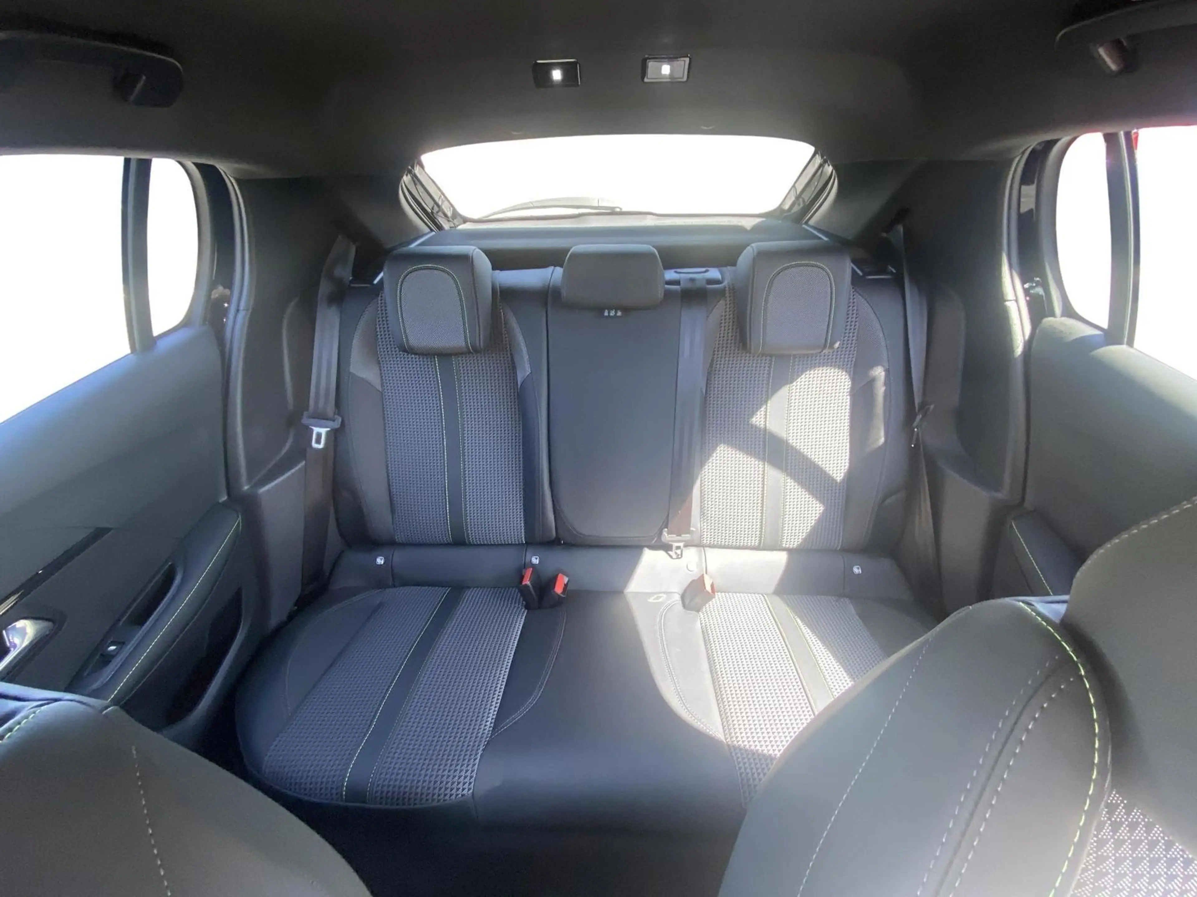 Peugeot e-208 GT 136 50 kWh — photo 8