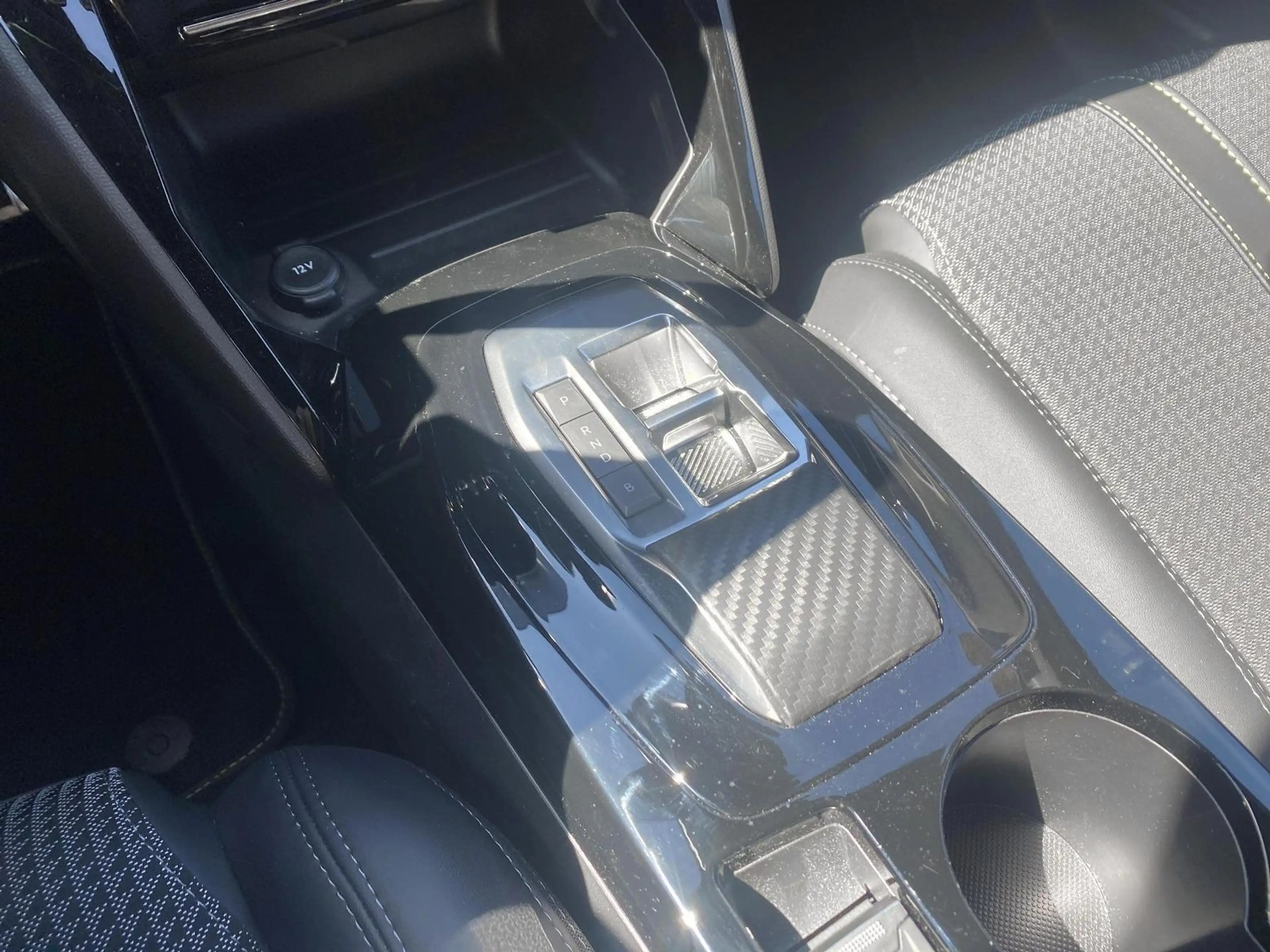 Peugeot e-208 GT 136 50 kWh — photo 11