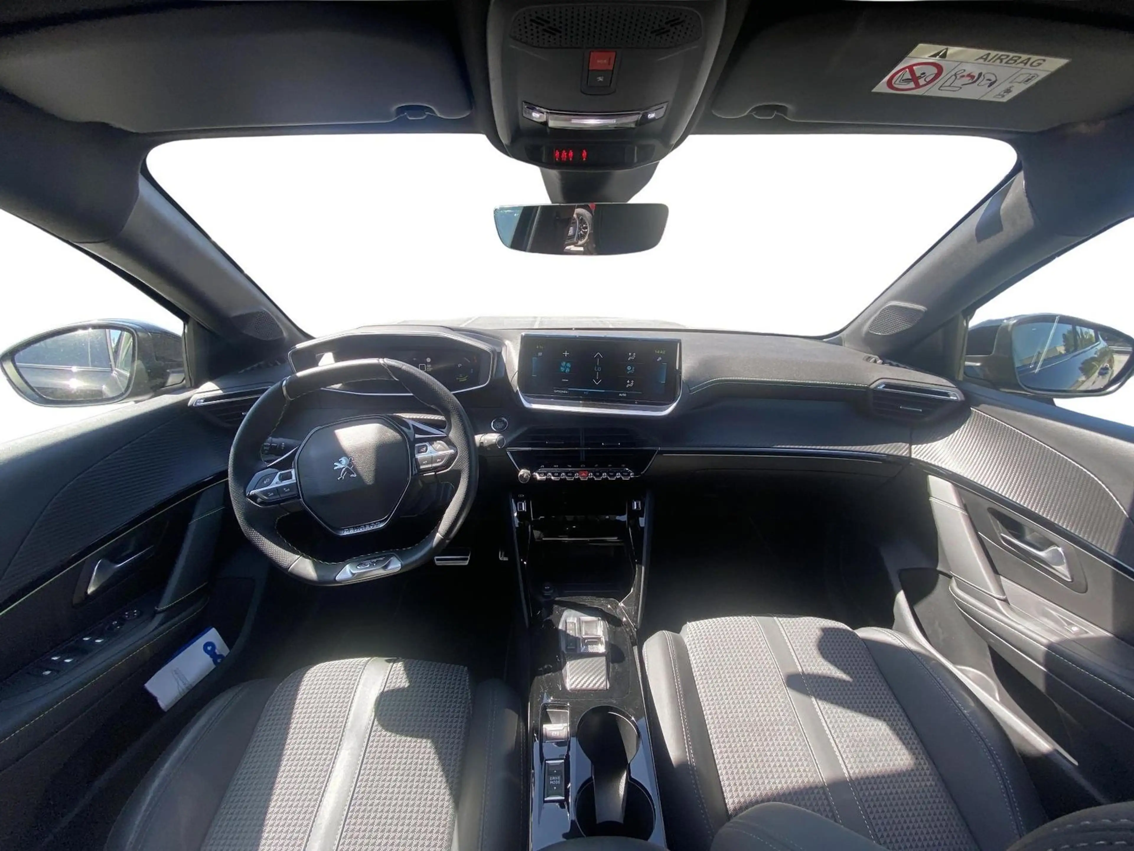 Peugeot e-208 GT 136 50 kWh — photo 9
