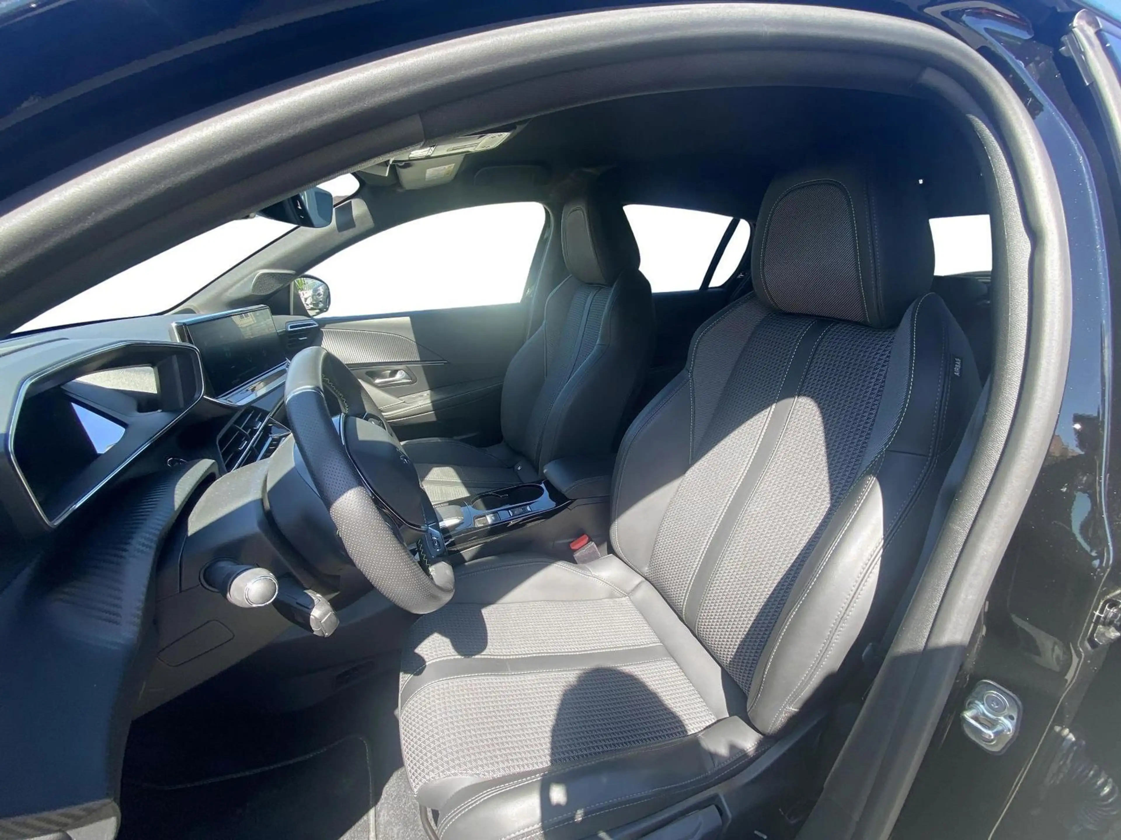 Peugeot e-208 GT 136 50 kWh — photo 7