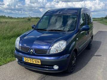 Rolstoel auto met knielsysteem