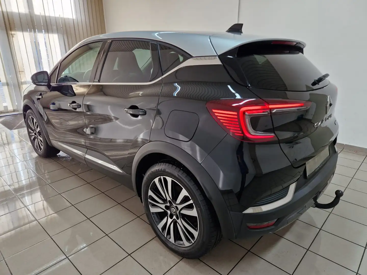 Renault Captur II 1.6 e-Tech Initiale Paris Leder BOSE Kamera Schwarz - 2