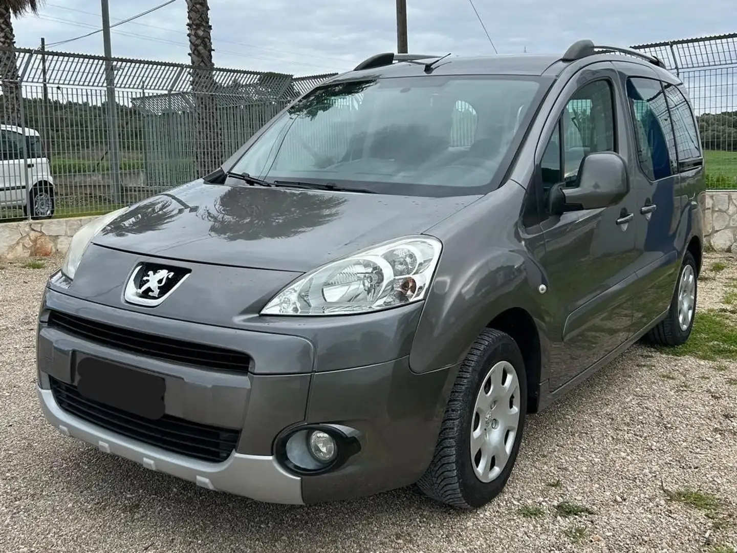Peugeot Partner Partner Tepee 2008 Tepee 1.6 hdi Outdoor 90cv fap Gris - 2