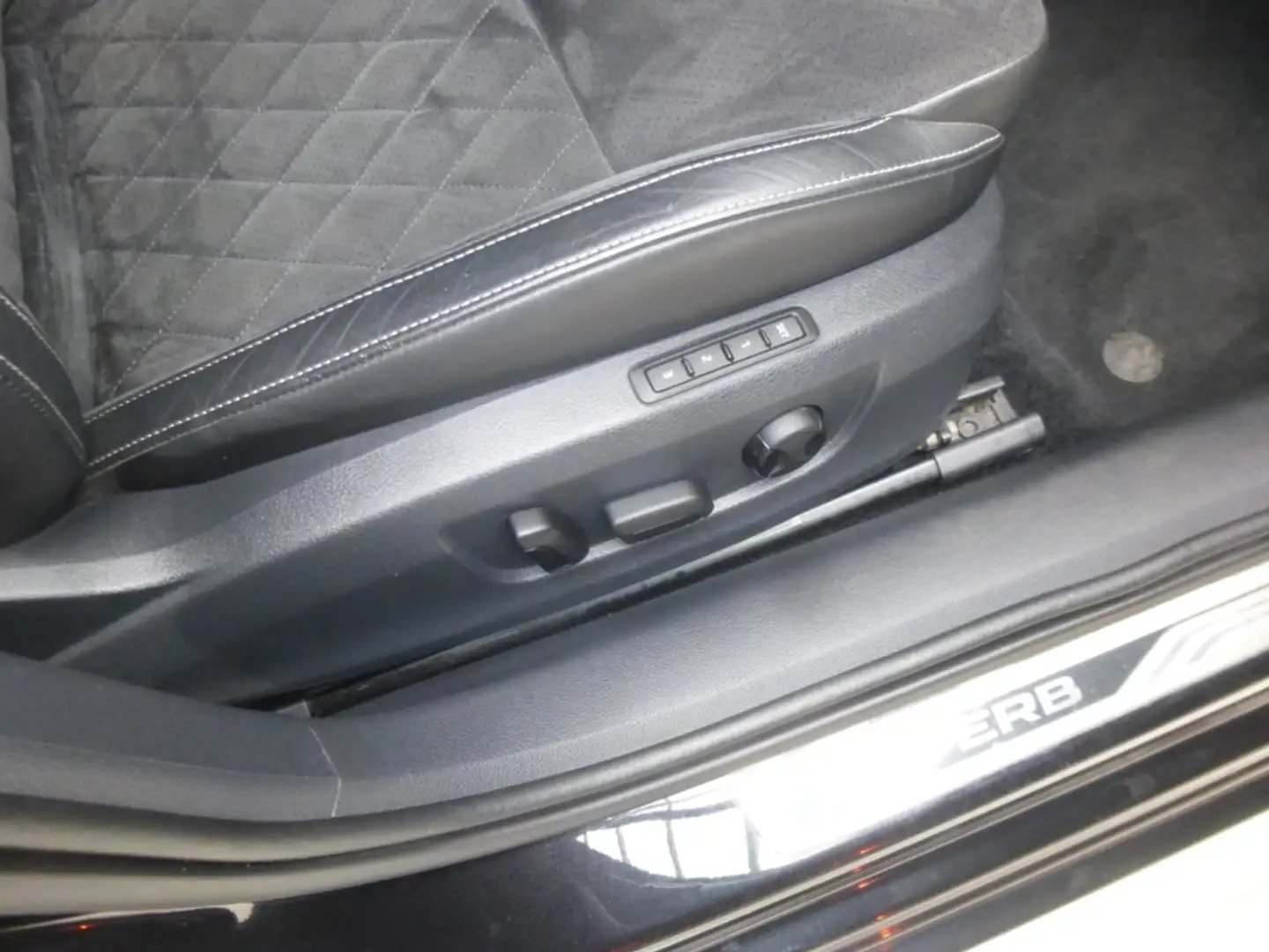 Skoda Superb Combi SportLine 1.8 TSI Sportline Černá - 2