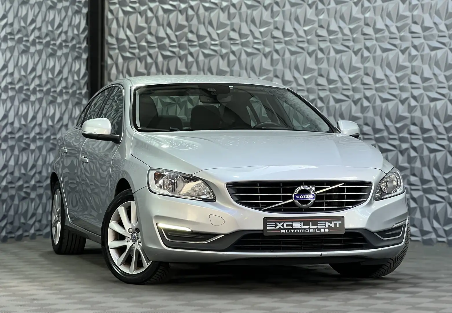 Volvo S60 2.0 D2 Dynamic/GPS/BLUETOOTH/BOITE AUTO/GARANTIE Grijs - 2