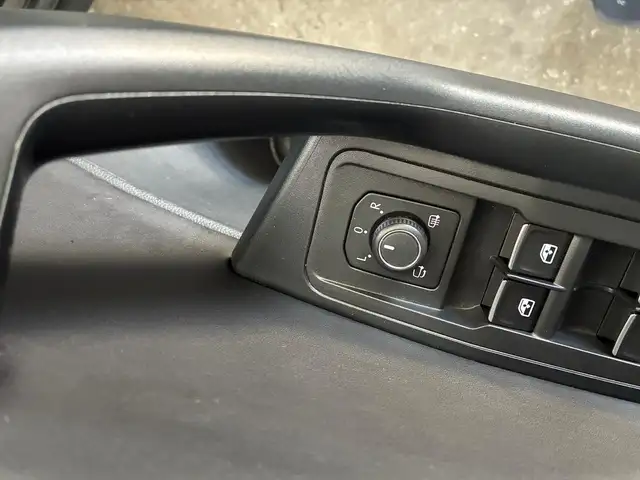 Volkswagen T-Roc view 9